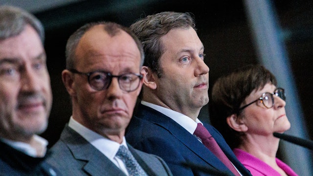 Markus Söder (l-r), Vorsitzender der CSU und Ministerpräsident von Bayern, Friedrich Merz, Kanzlerkandidat der Union, Fraktionsvorsitzender der Union und Bundesvorsitzender der CDU, Lars Klingbeil, Fraktionsvorsitzender der SPD und Bundesvorsitzender, und Saskia Esken, Parteivorsitzende der SPD, geben eine Pressekonferenz zu den Sondierungsgesprächen zwischen der Union und der SPD.