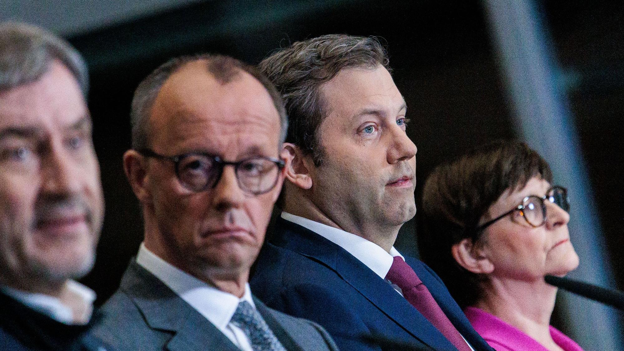 Markus Söder (l-r), Vorsitzender der CSU und Ministerpräsident von Bayern, Friedrich Merz, Kanzlerkandidat der Union, Fraktionsvorsitzender der Union und Bundesvorsitzender der CDU, Lars Klingbeil, Fraktionsvorsitzender der SPD und Bundesvorsitzender, und Saskia Esken, Parteivorsitzende der SPD, geben eine Pressekonferenz zu den Sondierungsgesprächen zwischen der Union und der SPD.
