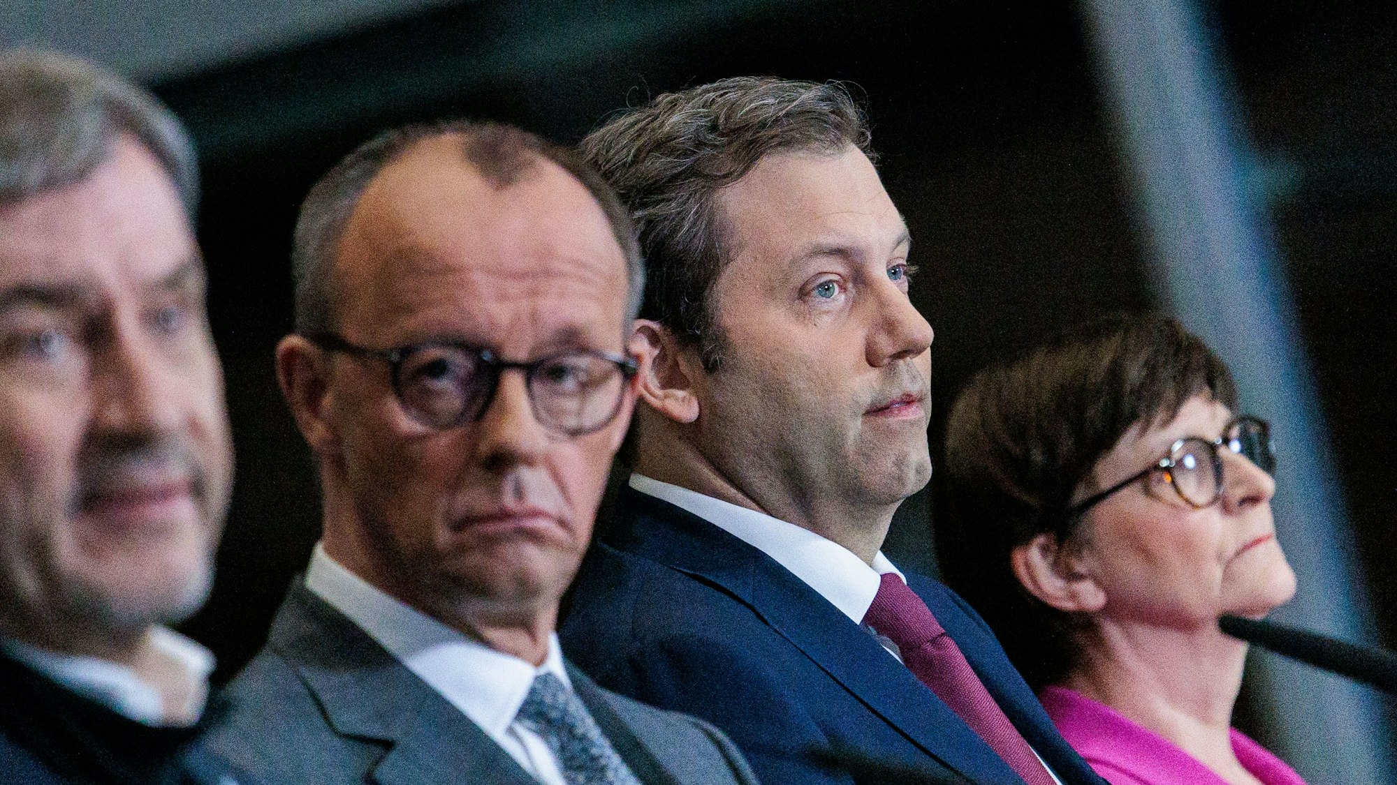 Markus Söder (l-r), Vorsitzender der CSU und Ministerpräsident von Bayern, Friedrich Merz, Kanzlerkandidat der Union, Fraktionsvorsitzender der Union und Bundesvorsitzender der CDU, Lars Klingbeil, Fraktionsvorsitzender der SPD und Bundesvorsitzender, und Saskia Esken, Parteivorsitzende der SPD, geben eine Pressekonferenz zu den Sondierungsgesprächen zwischen der Union und der SPD.