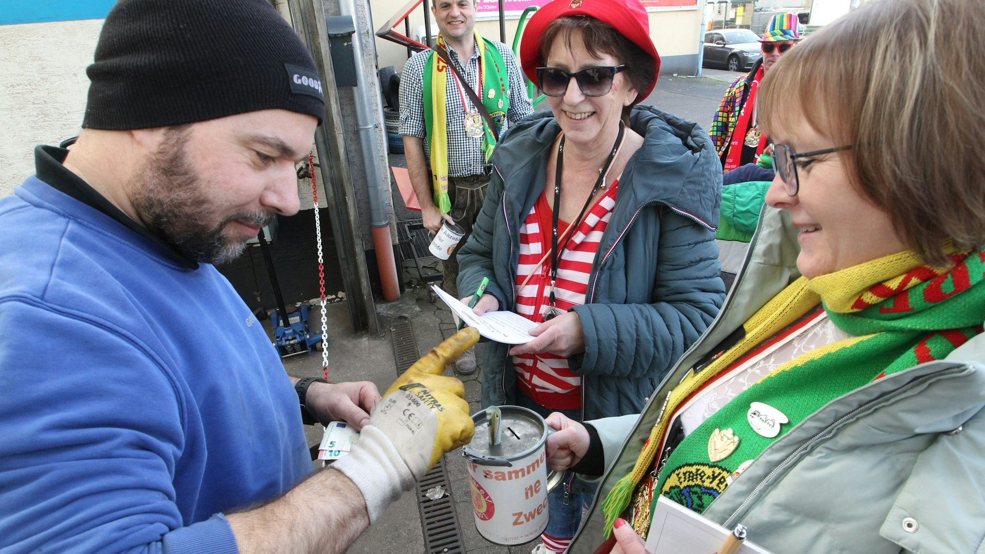 Aron Teppert vom Reifen Balkhausen spendet gerne. Kassiererin Beatrix Marunde (Mitte) freut sich.