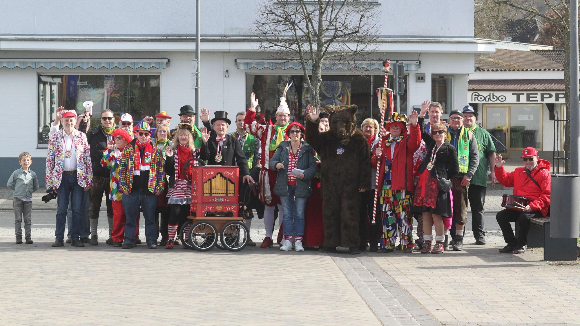 Traditionell war am Karnevals-Dienstag in Lohmar der Ääzebär unterwegs und sammelte Spenden für einen wohltätigen Zweck.