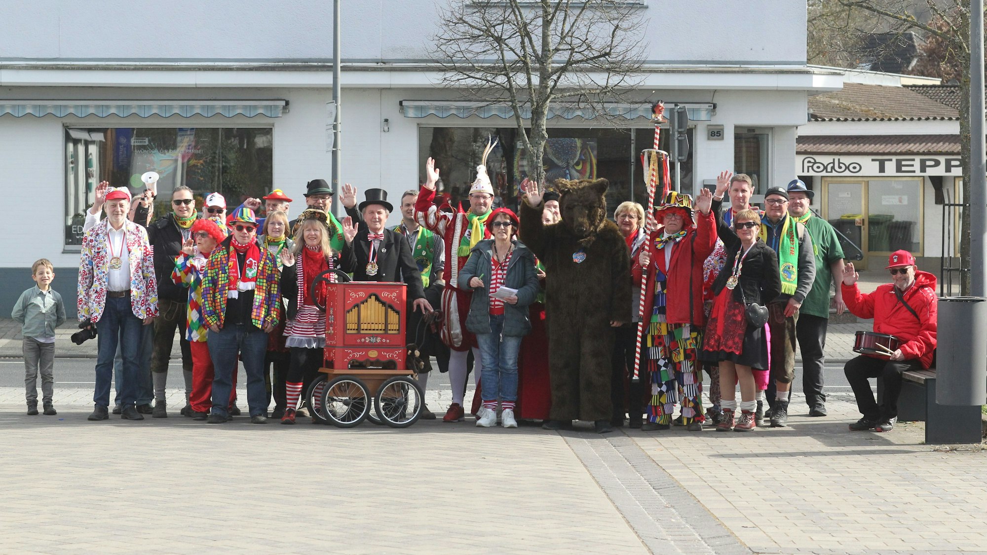 Traditionell war am Karnevals-Dienstag in Lohmar der Ääzebär unterwegs und sammelte Spenden für einen wohltätigen Zweck.