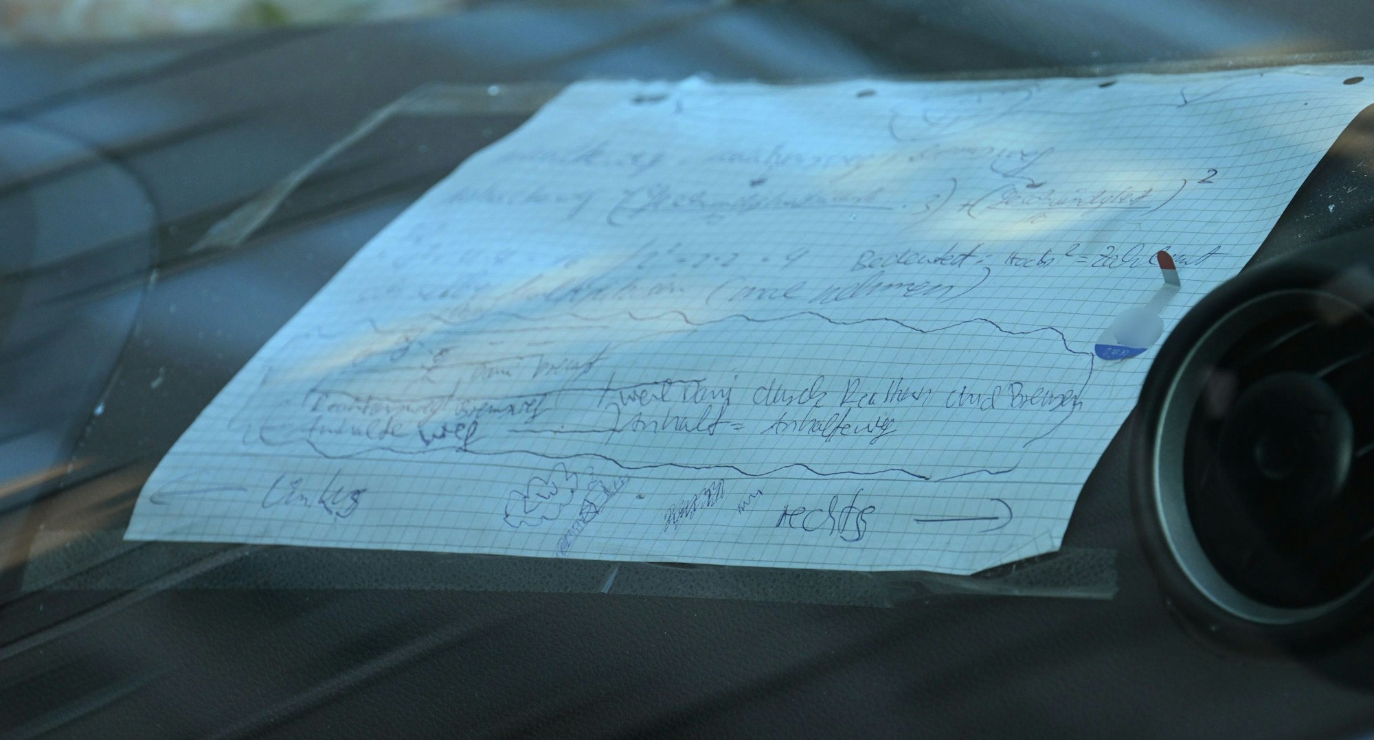 03.03.2025, Baden-Württemberg, Mannheim: Ein Zettel mit handschriftlichen Notizen klebt auf dem Armaturenbrett eines beschädigten Fahrzeugs, das an einer Zufahrt zur Rheinbrücke steht. Nach einem Vorfall mit einem Auto in der Mannheimer Innenstadt mit mindestens zwei Toten und mehreren Verletzten ist der mutmaßliche Fahrer nach Polizeiangaben festgenommen worden. Nach Polizeiangaben war ein Fahrzeug in eine Menschenmenge gefahren. Foto: Boris Roessler/dpa - ACHTUNG: Kennzeichen wurde(n) aus rechtlichen Gründen gepixelt +++ dpa-Bildfunk +++