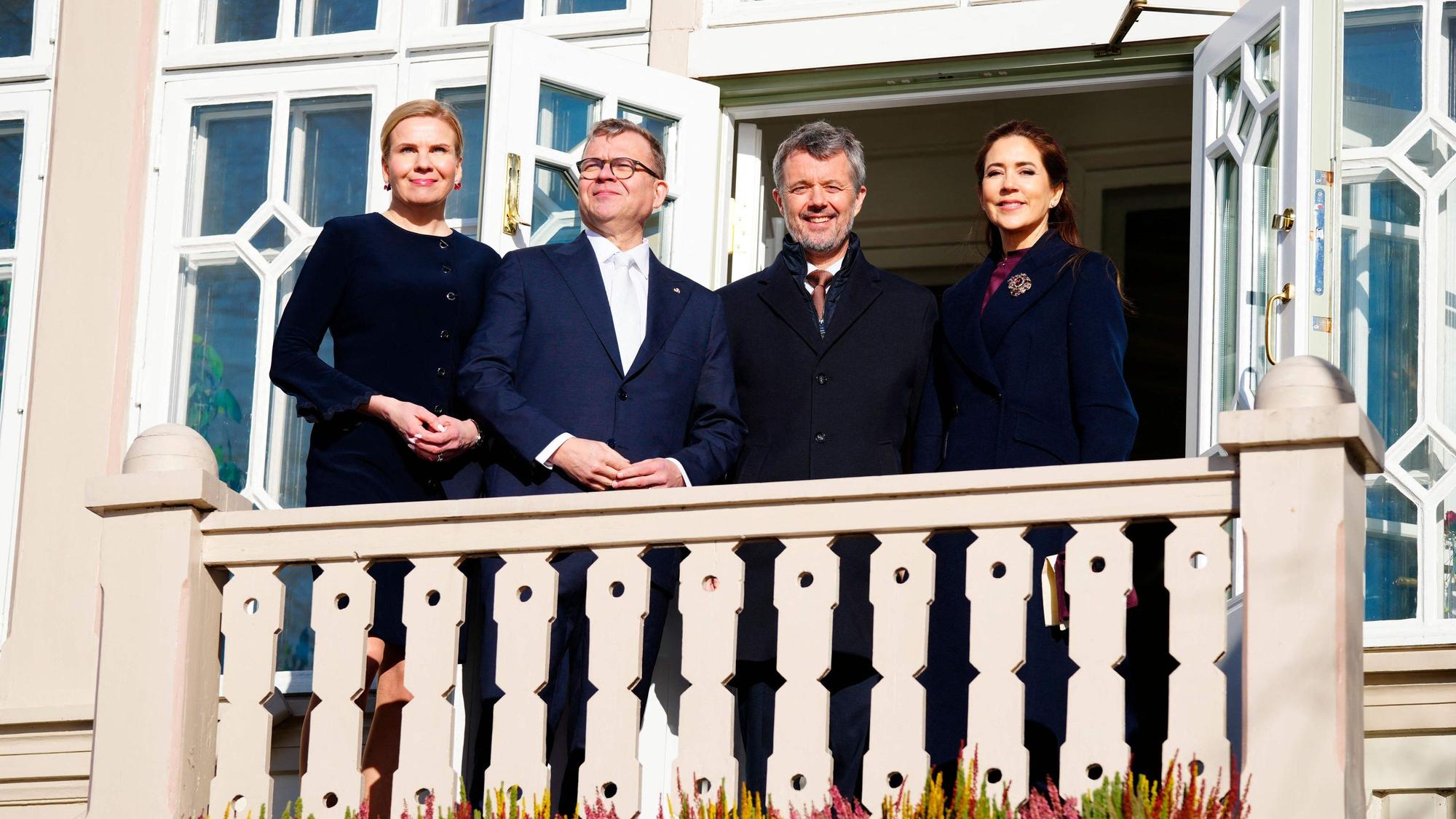 König Frederik X. und Königin Mary (r) treffen sich mit dem finnischen Ministerpräsidenten Petteri Orpo und seiner Ehefrau Niina Kanniainen-Orpo (l) auf dem Balkon des Amtssitzes des Ministerpräsidenten Kesaranta in Helsinki, Finnland, am 4. März 2025.