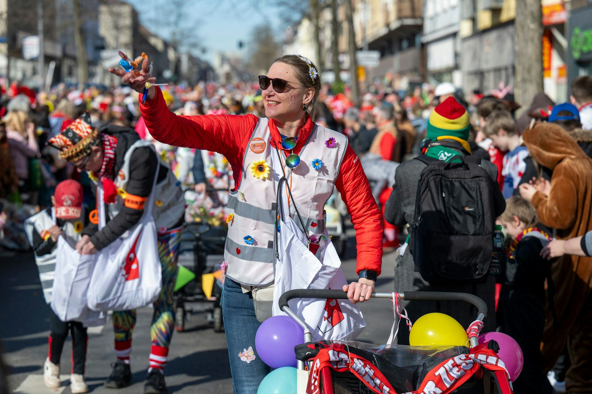 Bei bestem Wetter feierten am Dienstag Tausende den Veedelszoch in Nippes.