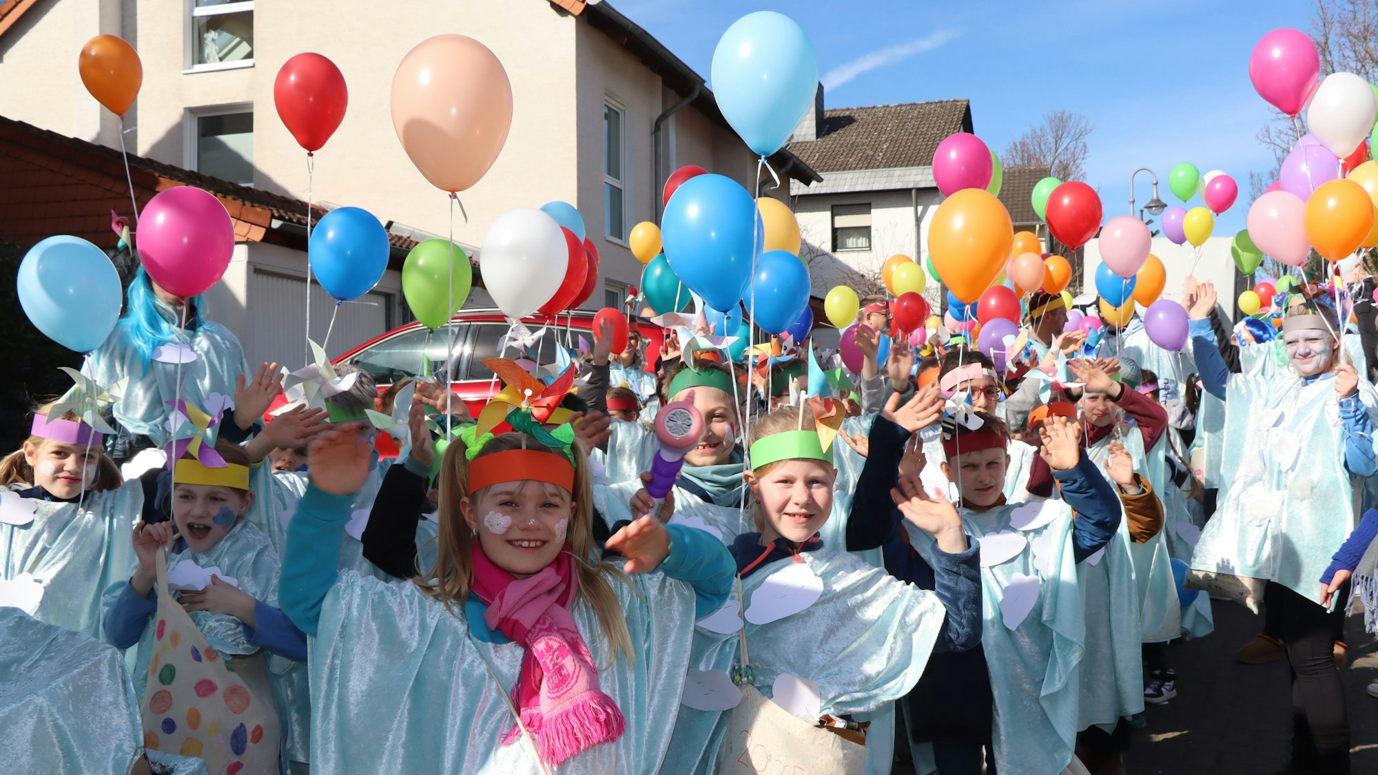 Sie waren die einzigen Wölkchen, die in Merten gesichtet wurden - die mehr als 250 Kinder und Betreuer und Lehrer der Grundschule trieben als Wölkchen im Zug mit.