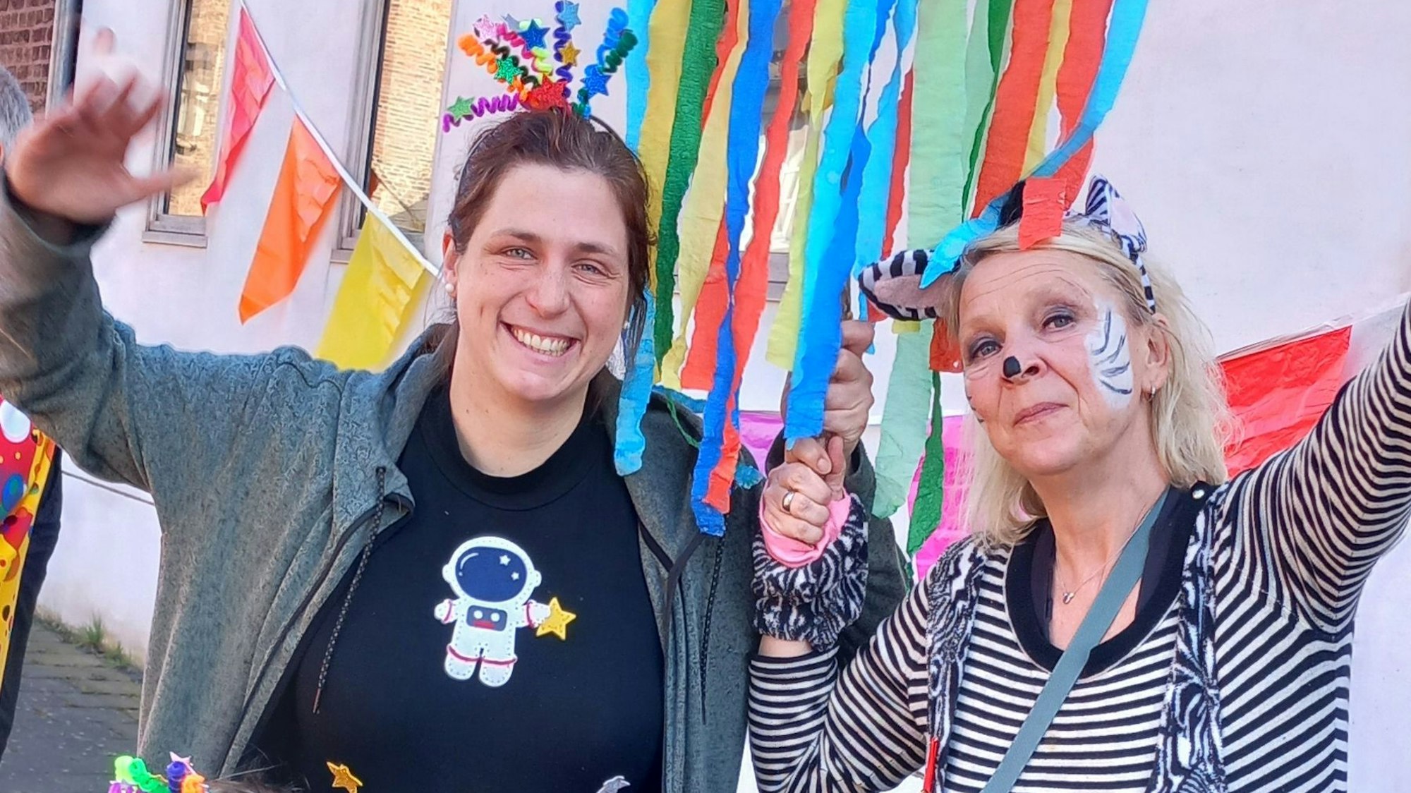 Magdalena und Annelie, zwei gebürtige Kölnerinnen aus Meckenheim, demonstrieren am Zugweg.