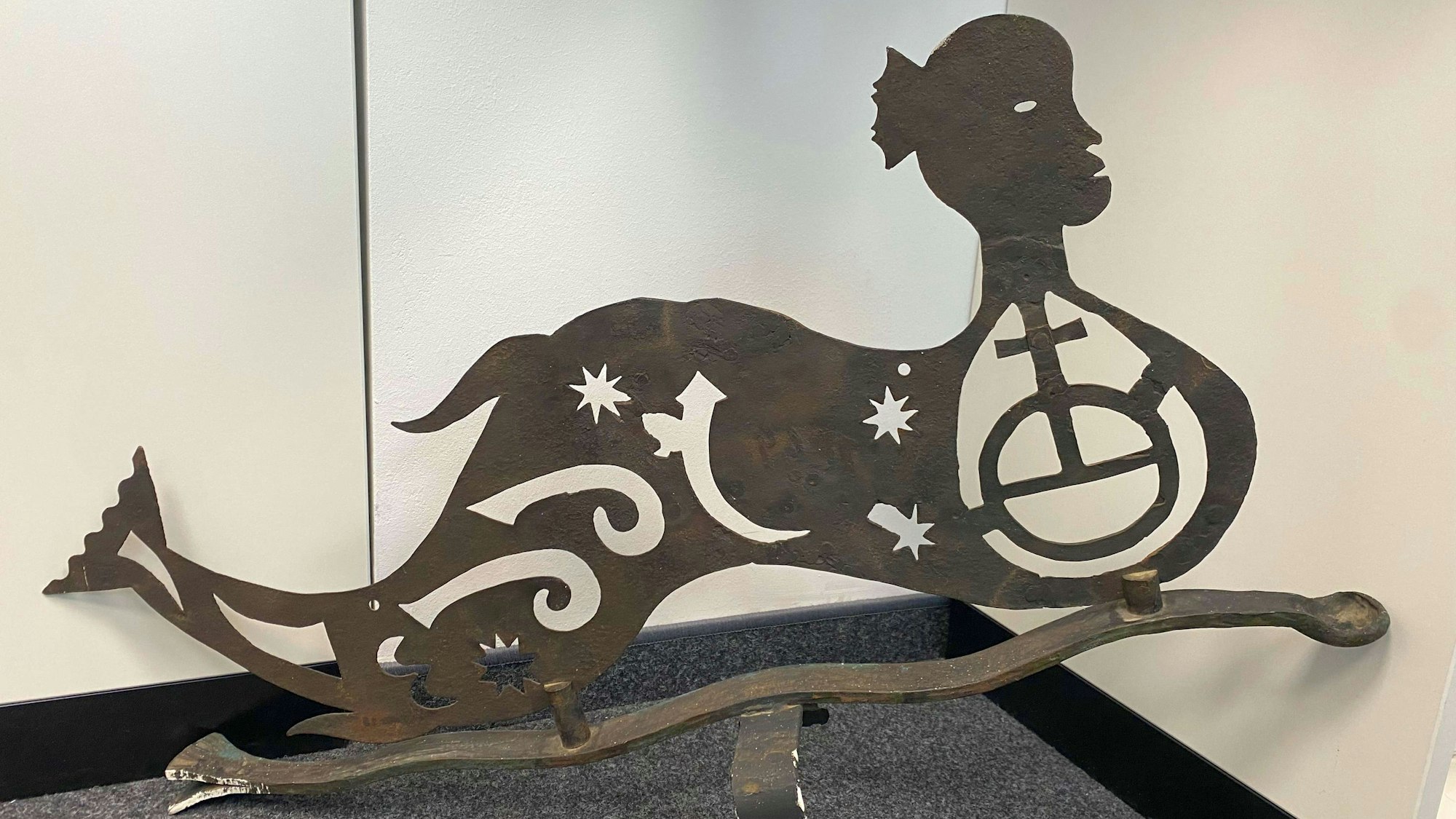 Ein Ausstellungsstück ist der alte Windrichtungsgeber auf der katholischen Pfarrkirche in Meckenheim in Form einer Meerjungfrau.