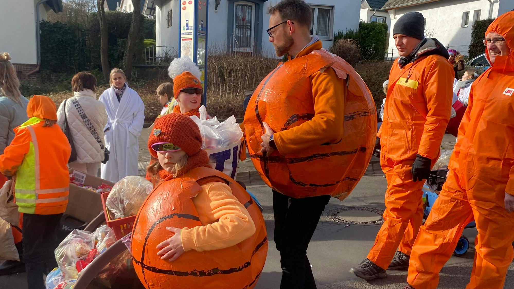 Zu sehen sind Jecke, die als Basketbälle verkleidet sind.