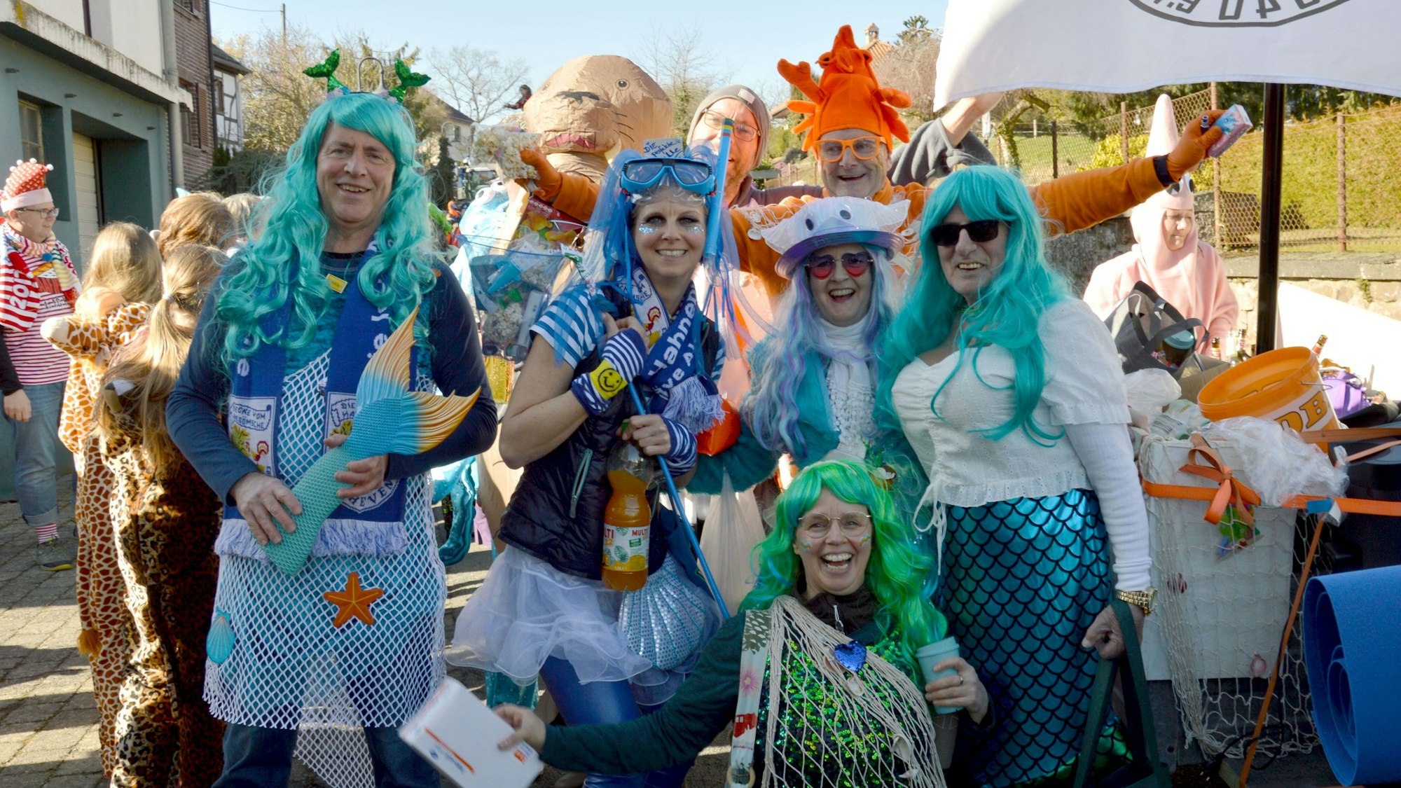 Als Meerjungfrauen und Tiere aus dem Meer war der FC Scheven beim Zug dabei. Unterstützt wurde die Gruppe vom Kaller Bürgermeister Hermann-Josef Esser (l.).