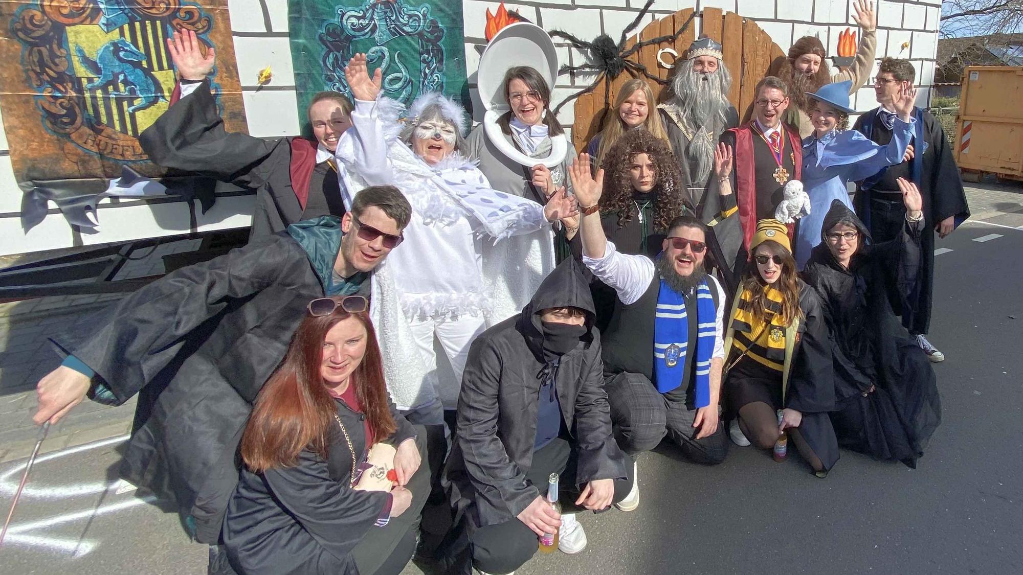 Harry Potter, die Zauberhafte Welt von Hogwarts. Die Rheinbacher Freundesgruppe um Kerstin Schmickler (Dementor, links knieend) und Vanessa Beyer war zum ersten Mal mit dabei und wollte zusammen "Freude und Spaß" verbreiten. Ihr Wagen war eine Burg, die Bewohner waren Zauberer, Hexen und Fabelwesen.