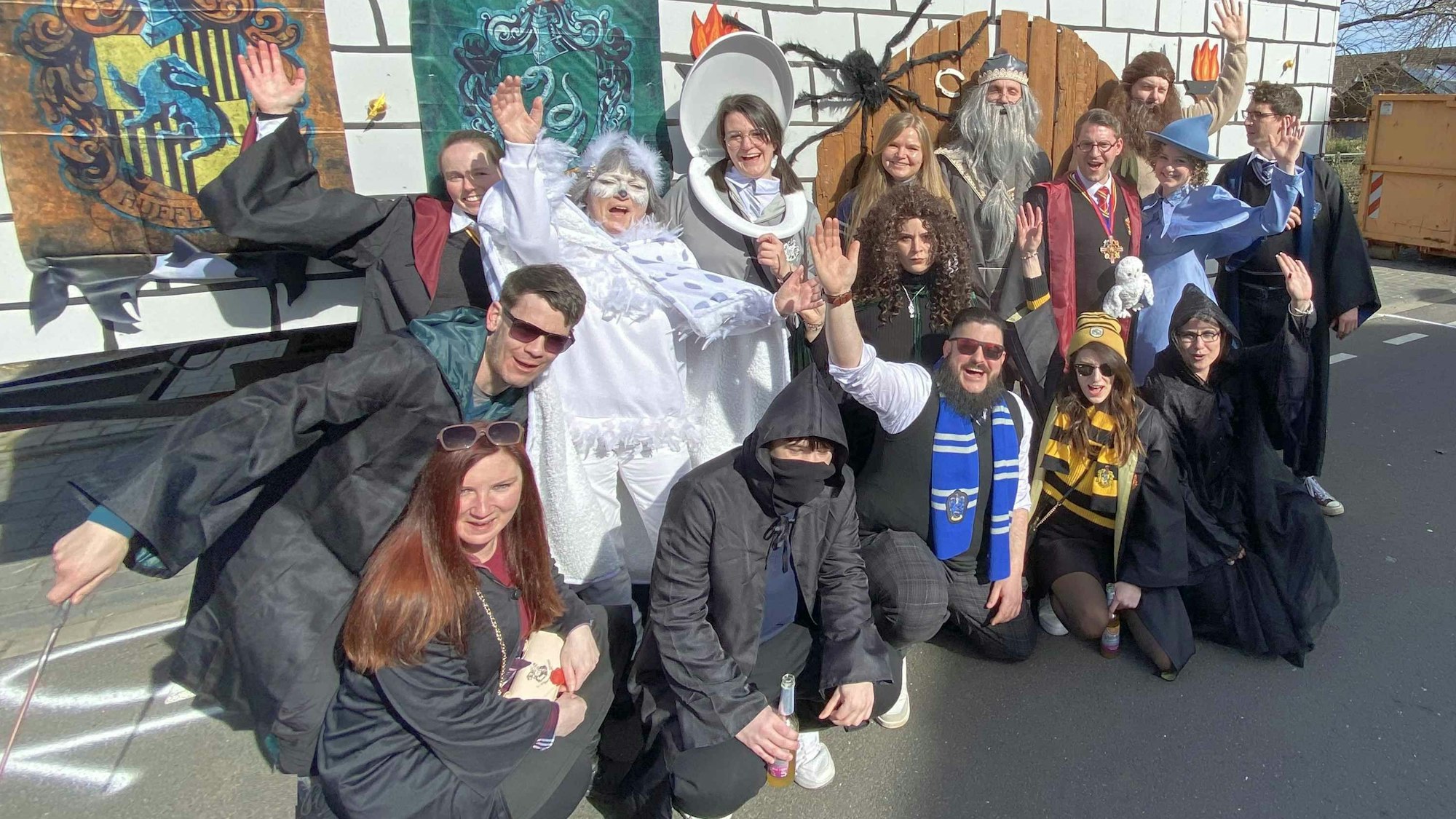 Harry Potter, die Zauberhafte Welt von Hogwarts. Die Rheinbacher Freundesgruppe um Kerstin Schmickler (Dementor, links knieend) und Vanessa Beyer war zum ersten Mal mit dabei und wollte zusammen "Freude und Spaß" verbreiten. Ihr Wagen war eine Burg, die Bewohner waren Zauberer, Hexen und Fabelwesen.