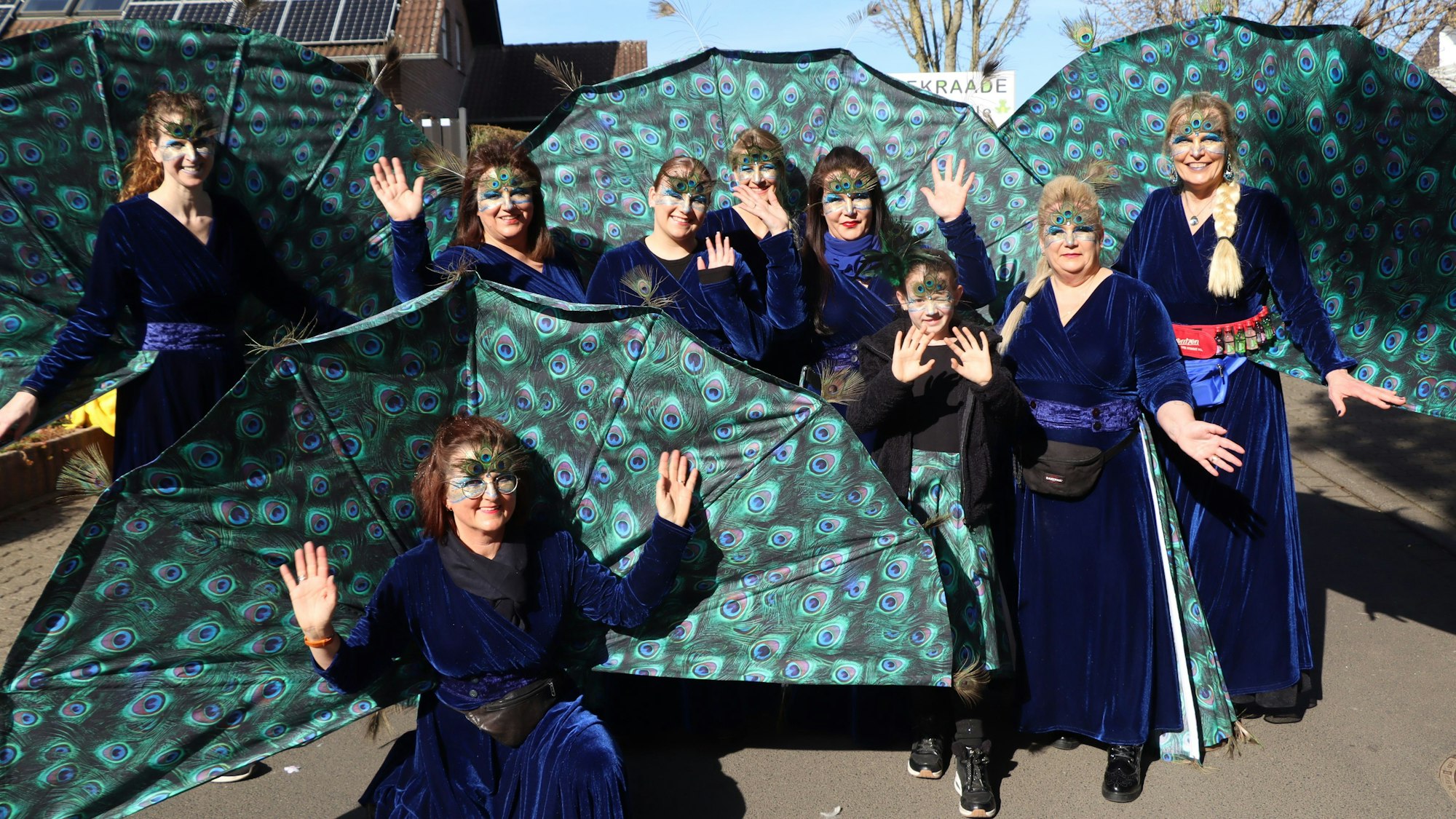 Prachtvoll präsentierten sich die Höppekraade im Pfauenkleid.