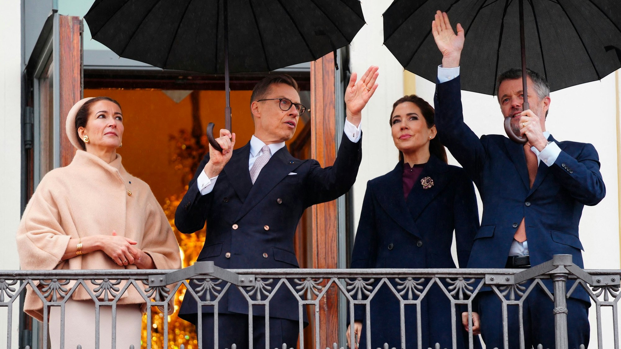 Der Präsident der Republik Finnland Alexander Stubb (2.v.l.), seine Ehefrau Suzanne Innes-Stubb (l.), König Frederik X. (r.) und Königin Mary (2.v.r.) stehen am 4. März 2025 auf einem Balkon des Präsidentenpalastes in Helsinki, Finnland.