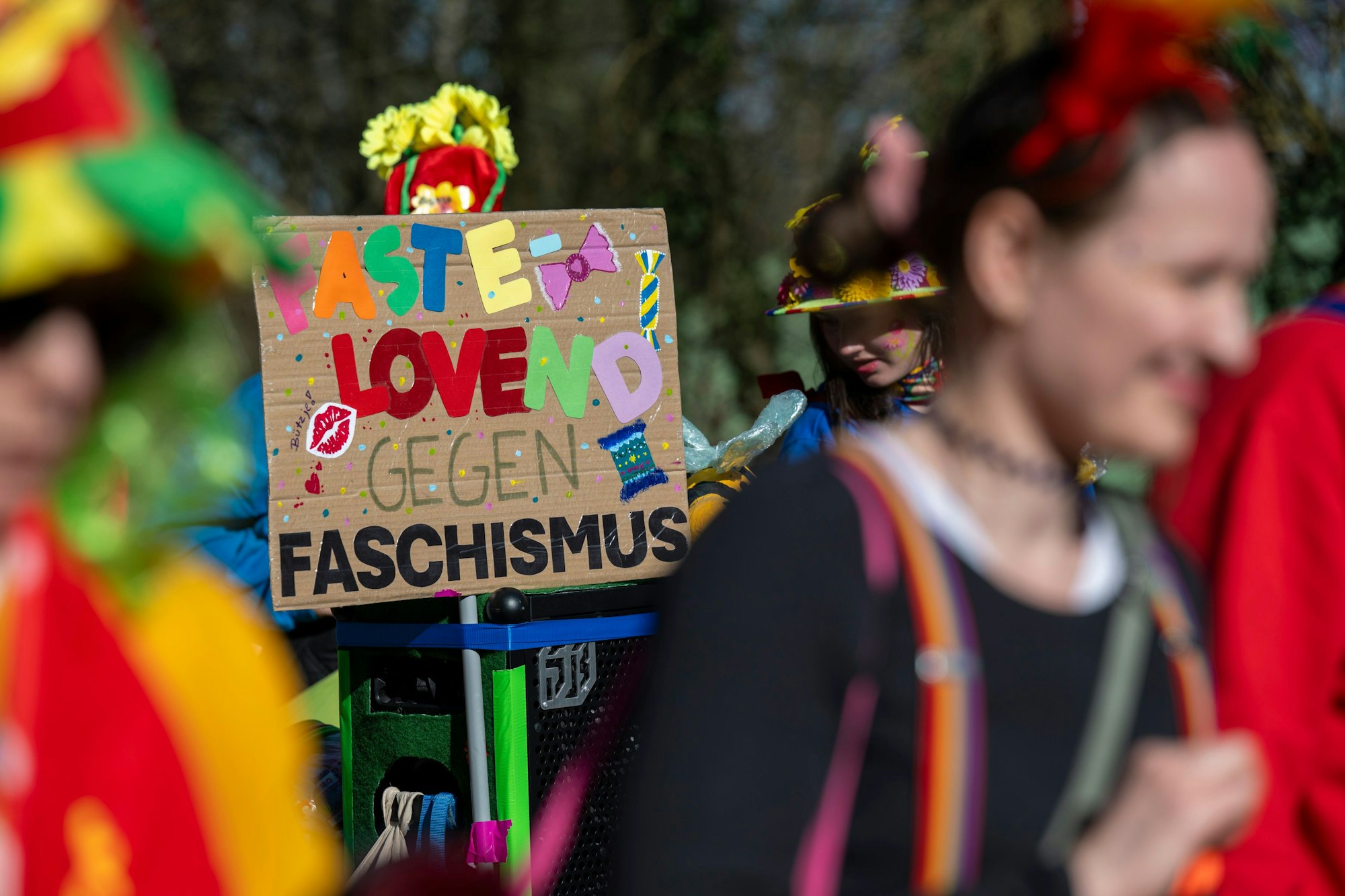 Bei bestem Wetter feierten am Dienstag Tausende den Veedelszoch in Nippes.