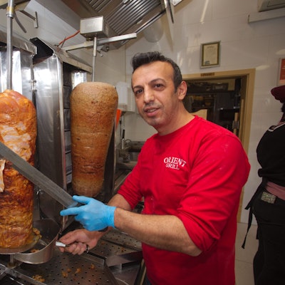 Auf die „schärfste Sauce der Stadt“ schwört der Bergneustädter Ismail Ahmed. Sein „Orient Grill“ liegt in der oberbergischen Döner-Wertung bei Google an der Spitze.