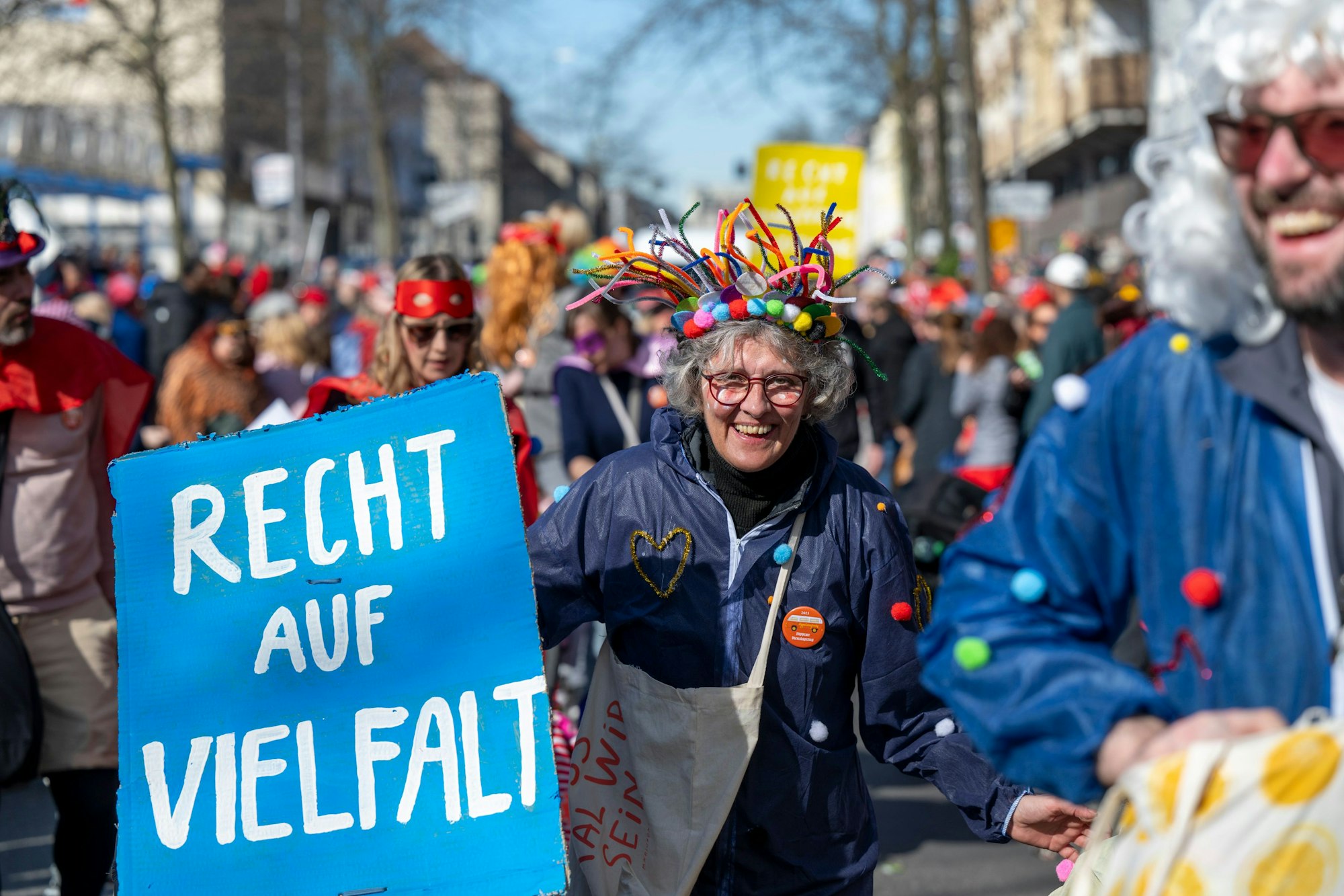 Bei bestem Wetter feierten am Dienstag Tausende den Veedelszoch in Nippes.