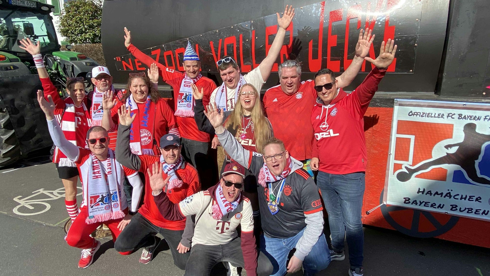 Im Jubiläumsjahr hieß es bei den Hamächer Buben, Rheinbachs offiziellem FC Bayern Fanclub: "Auf geht´s! Alle Mann rauf auf die Lokomotive! Egal welche Religion, Nationalität, welcher Verein oder Hautfarbe – zusammen mit Spaß an der Freud!"