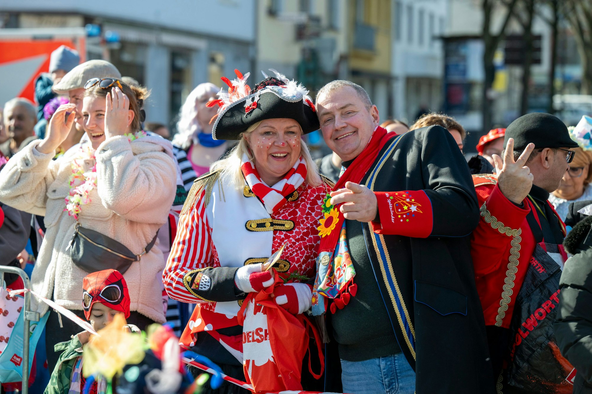 Bei bestem Wetter feierten am Dienstag Tausende den Veedelszoch in Nippes.