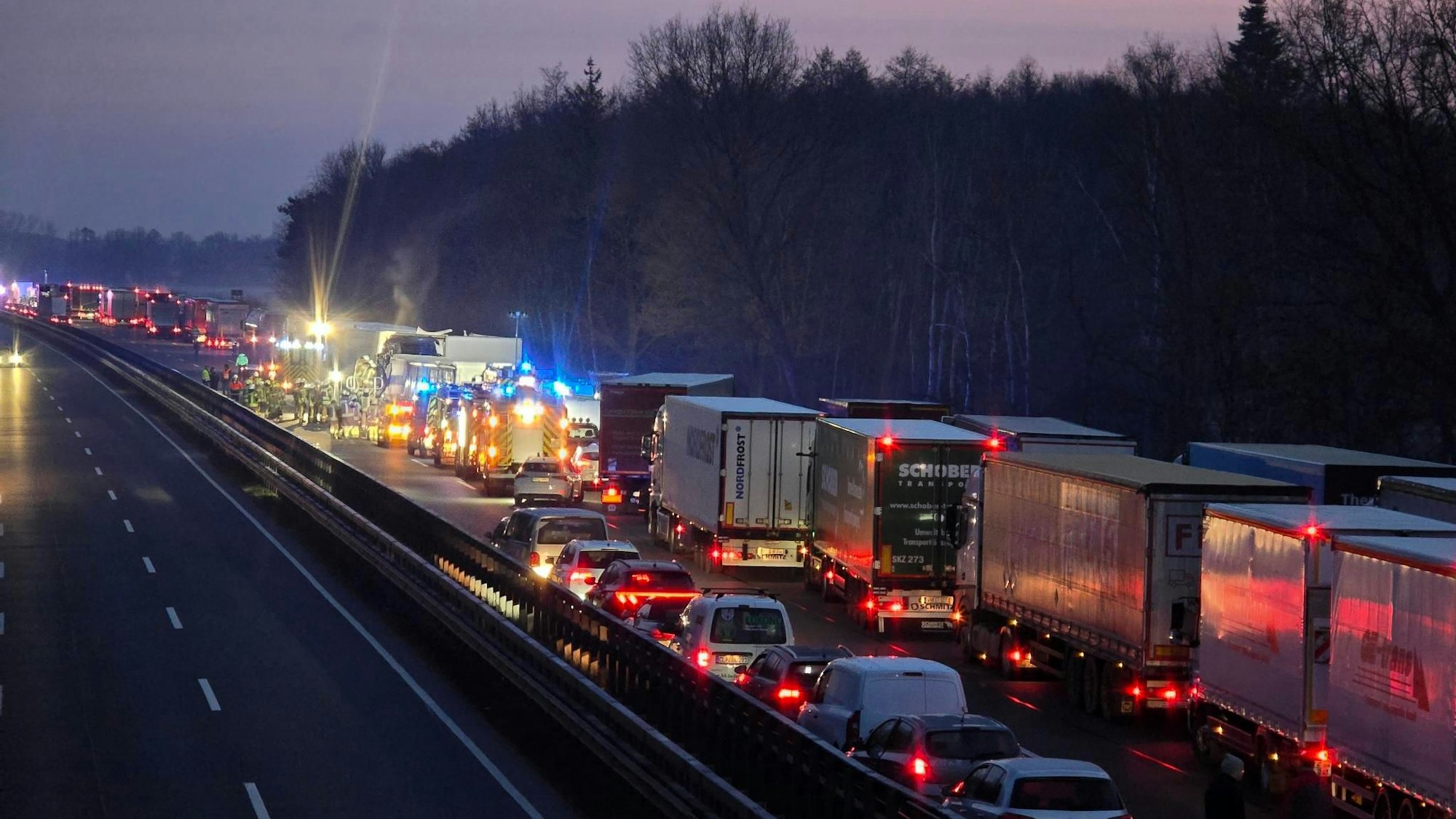 Fahrzeuge stauen sich nach Unfällen auf der Autobahn 1 bei Dinklage.