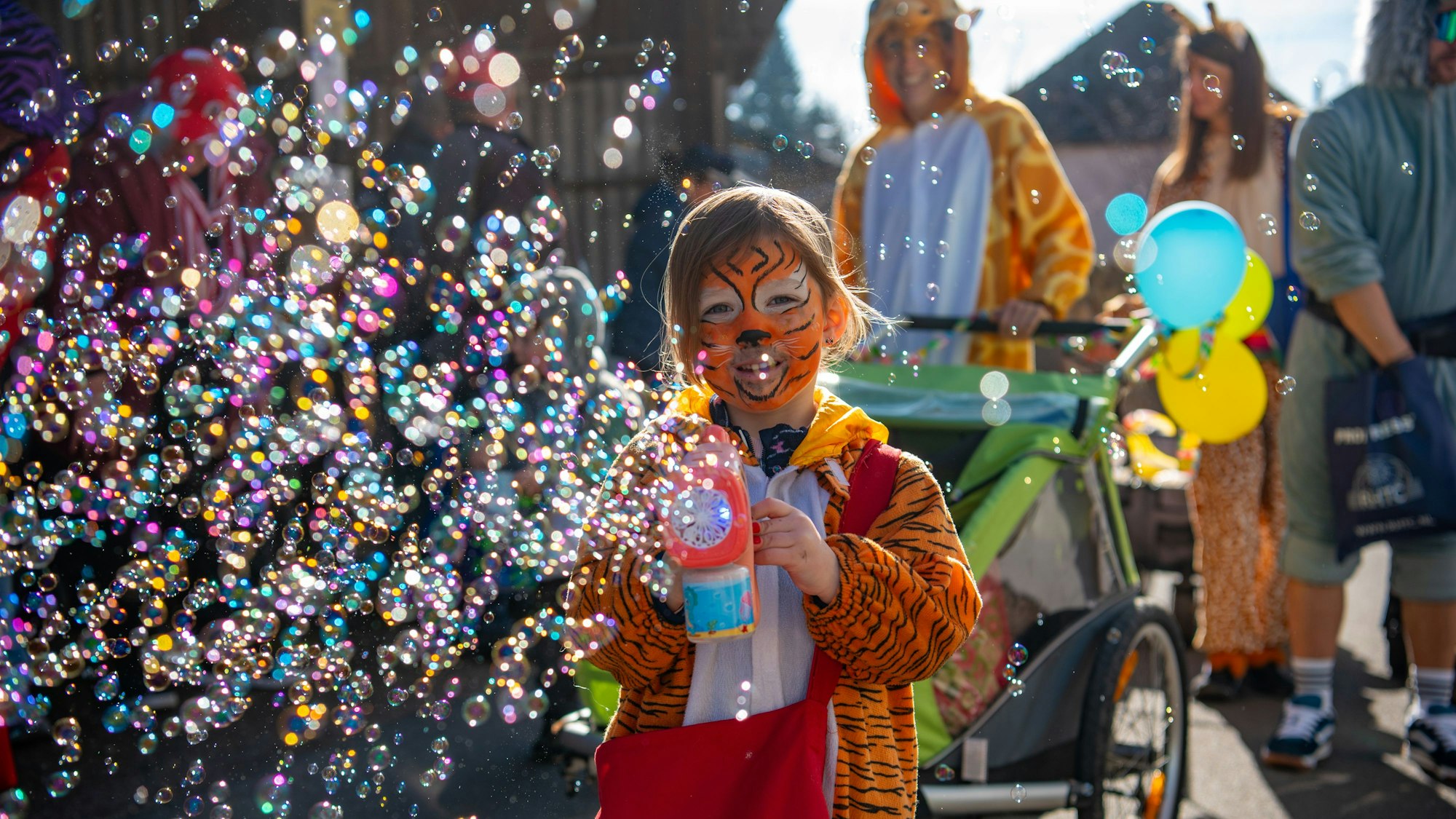 Verteilte fleißig Kamelle und Seifenblasen: die vierjährige Hanna, als Tiger verkleidet.