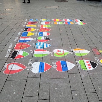 Das Foto zeigt einen Flaggenteppich in der Gladbacher Fußgängerzone