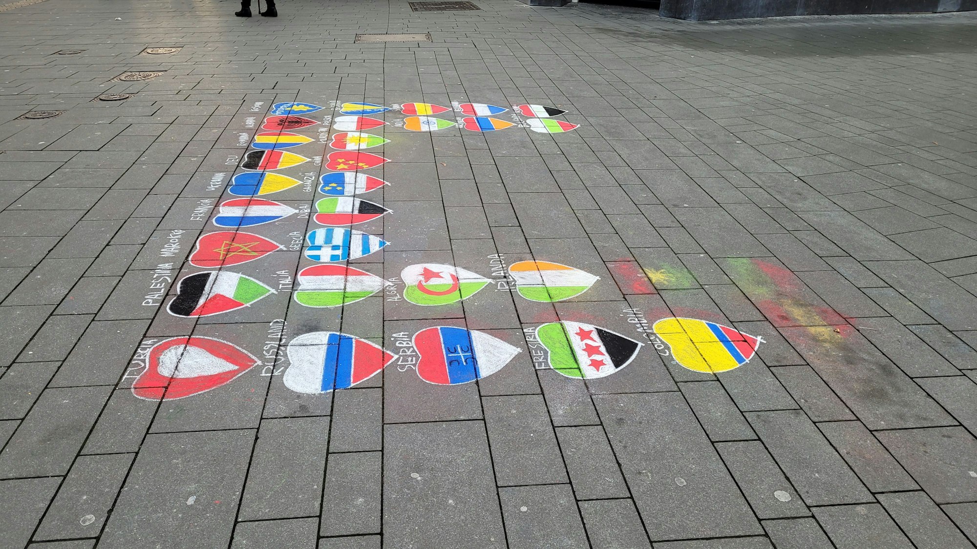 Das Foto zeigt einen Flaggenteppich in der Gladbacher Fußgängerzone