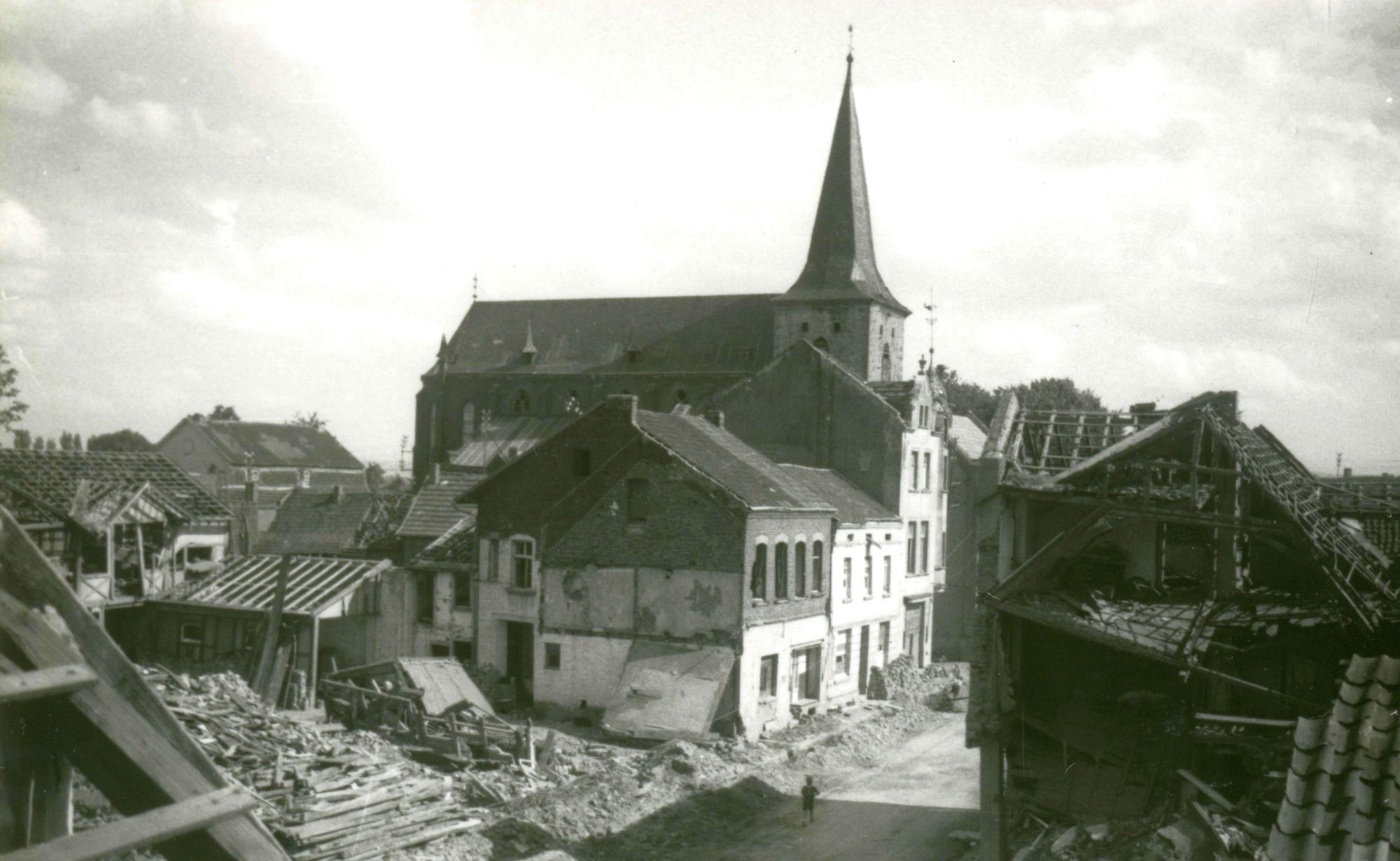 Meckenheim nach der Bombardierung: Mittlere Hauptstraße, Foto aus dem Dachstuhl von haus Nr. 64