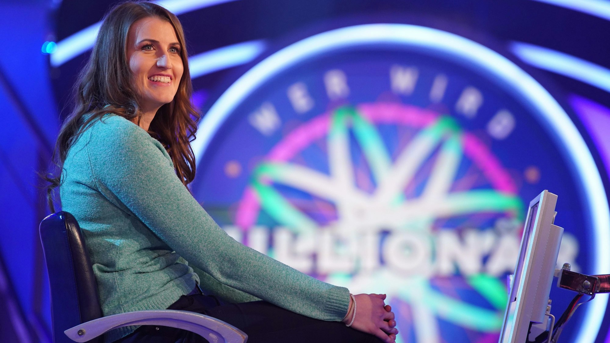 Linda Kotzur aus Zülpich sitzt bei „Wer wird Millionär?“ auf dem Stuhl.