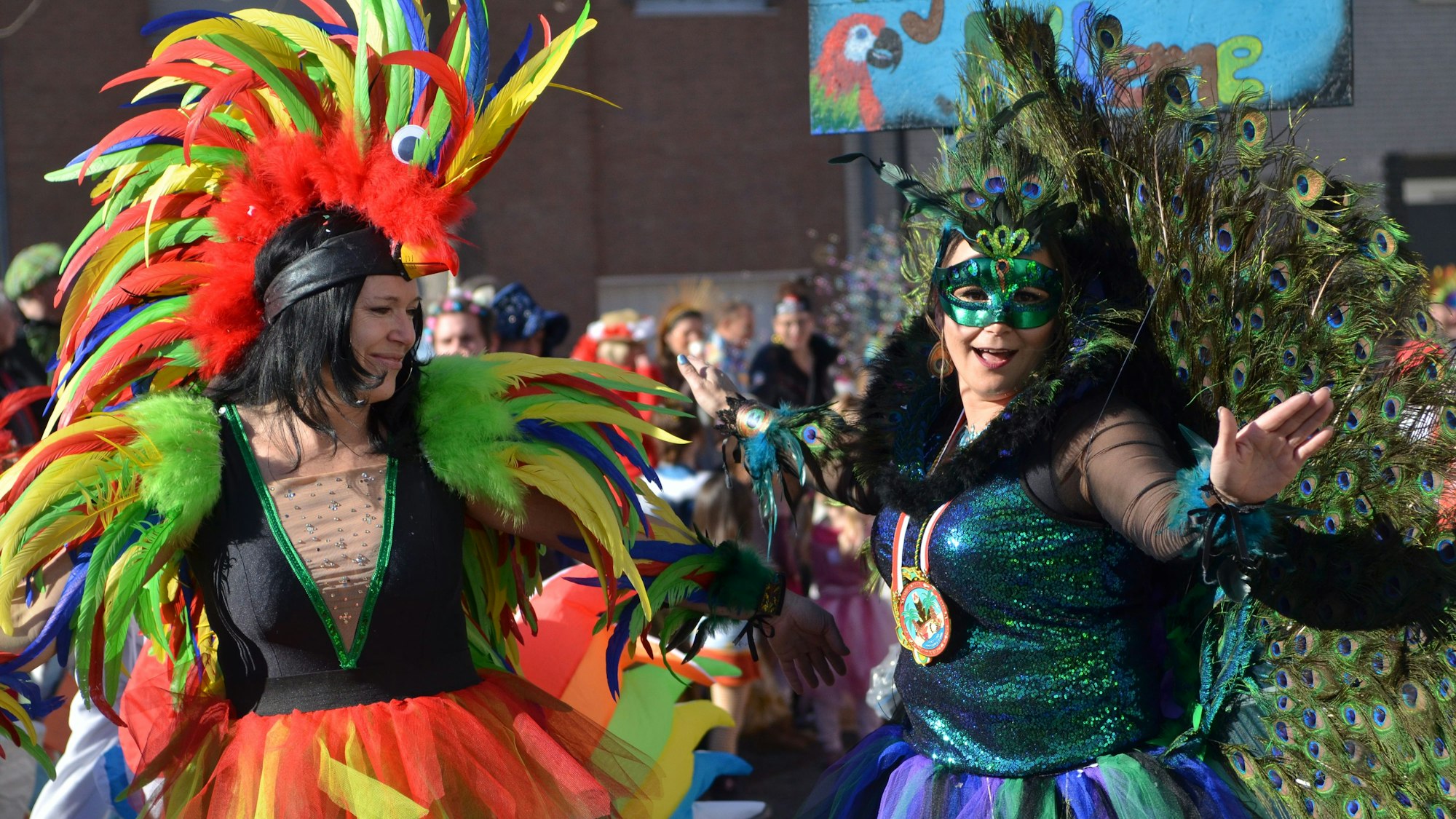 Mit der Vogelstation Fullem sorgten die Zwillingsschwestern Helga Radke (l.) und Heike Gronen für exotisches Flair.