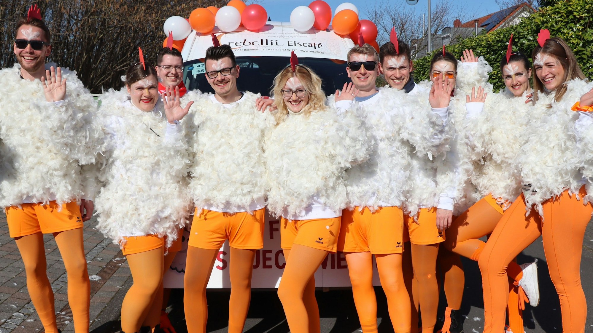 Sie hatten in ihren selbst gebastelten Federkleidern schon vor dem Zugbeginn ordentlich Federn gelassen - fast 20 jecke Hühner der Karnevalsgruppe jecke Freunde waren dabei.