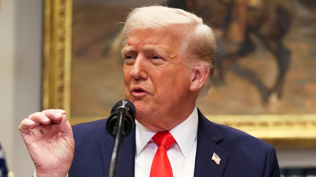 Das Bild zeigt US-Präsident Donald Trump bei einer Rede im Roosevelt-Room des Weißen Haus.