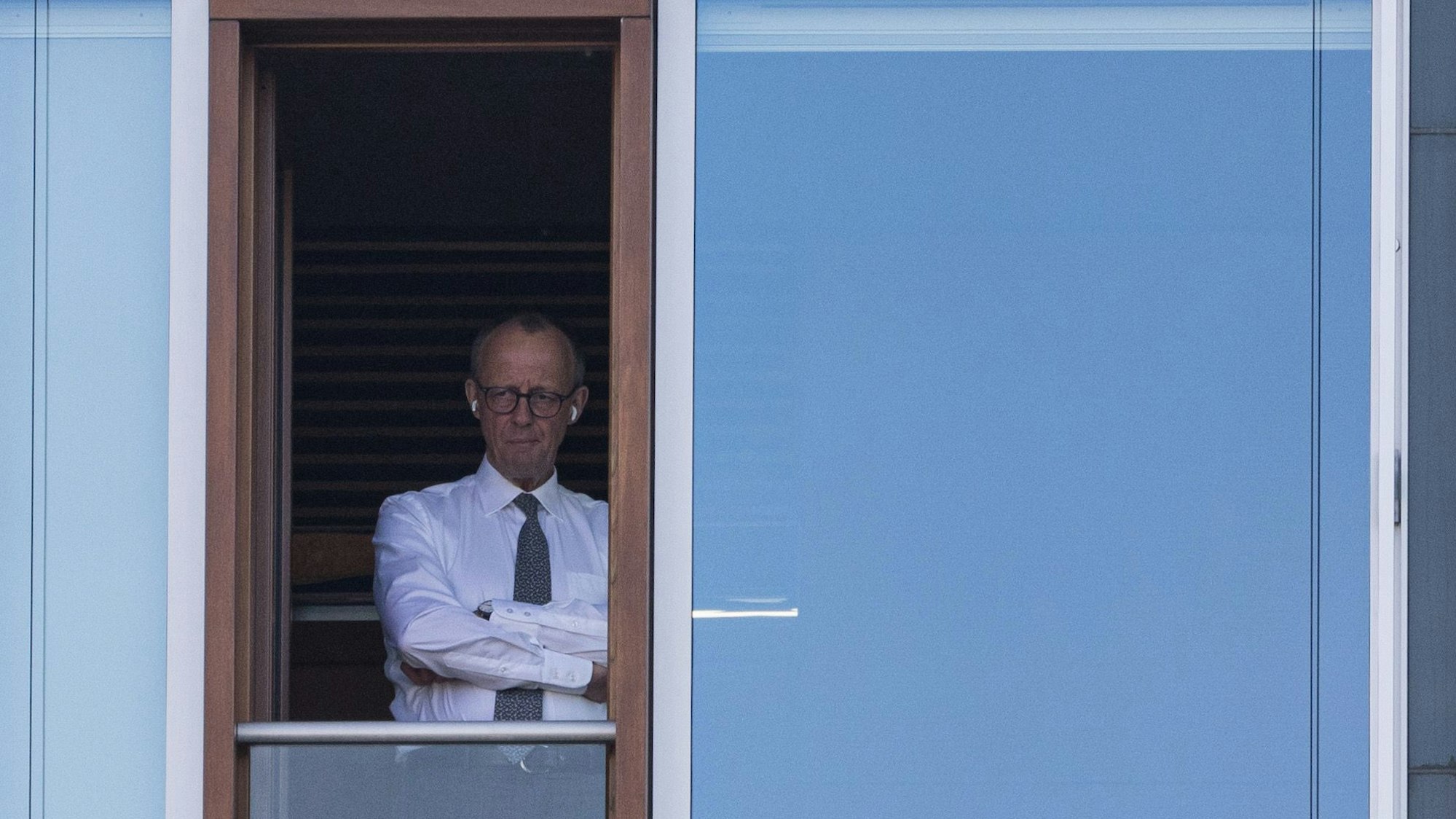 Friedrich Merz, Unions-Kanzlerkandidat und CDU-Bundesvorsitzender, steht an einem Fenster im Jakob-Kaiser-Haus bei weitere Sondierungsgespräche zwischen der Union und SPD.