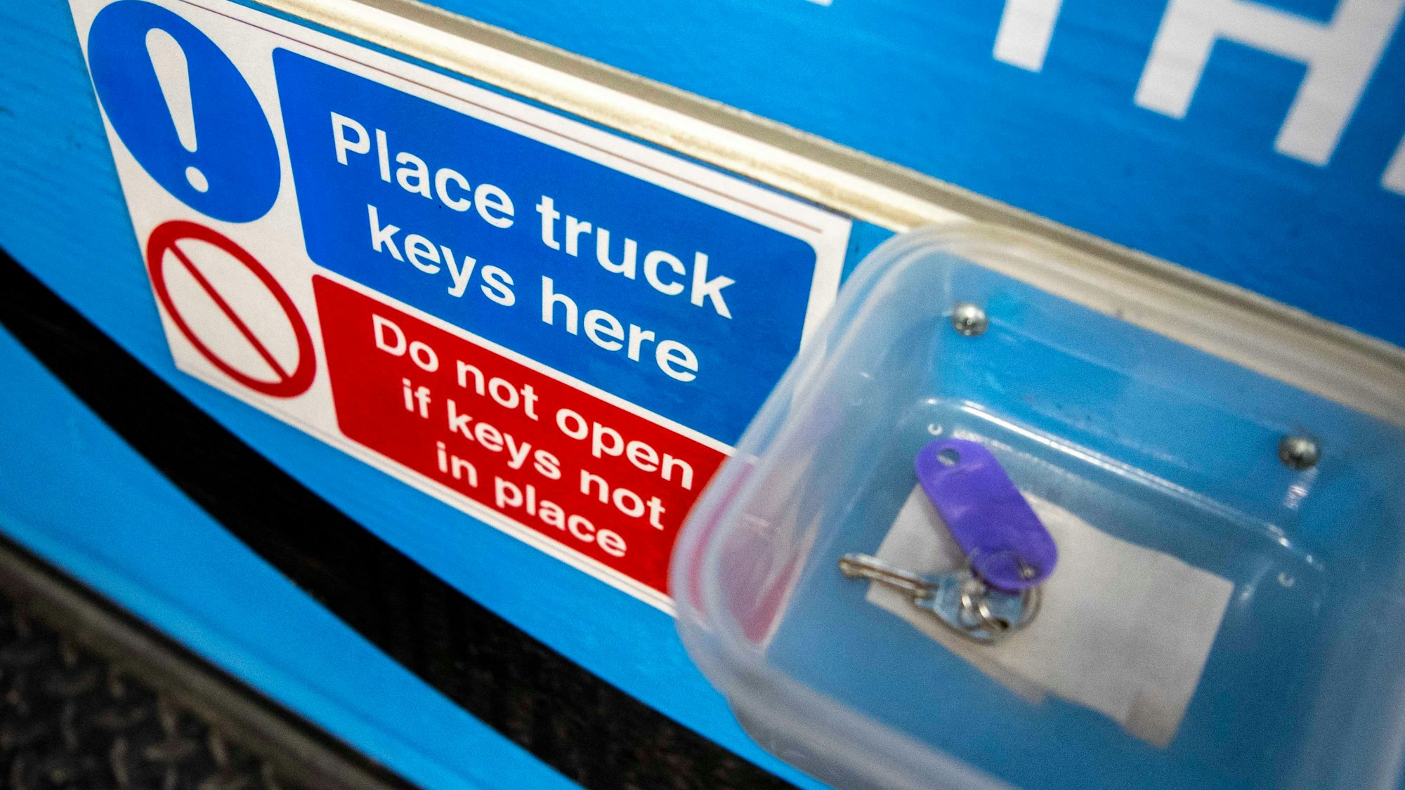 Das Bild zeigt ein Rolltor mit einem Schlüssel in einer kleinen Schüssel.