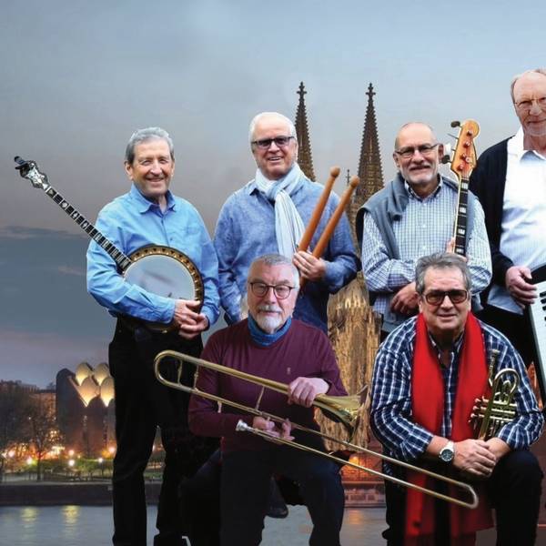 Das Foto zeigt die Musiker mit Instrumenten vor der Kulisse aus Rhein, Rheinbrücke und Domspitzen in Köln.