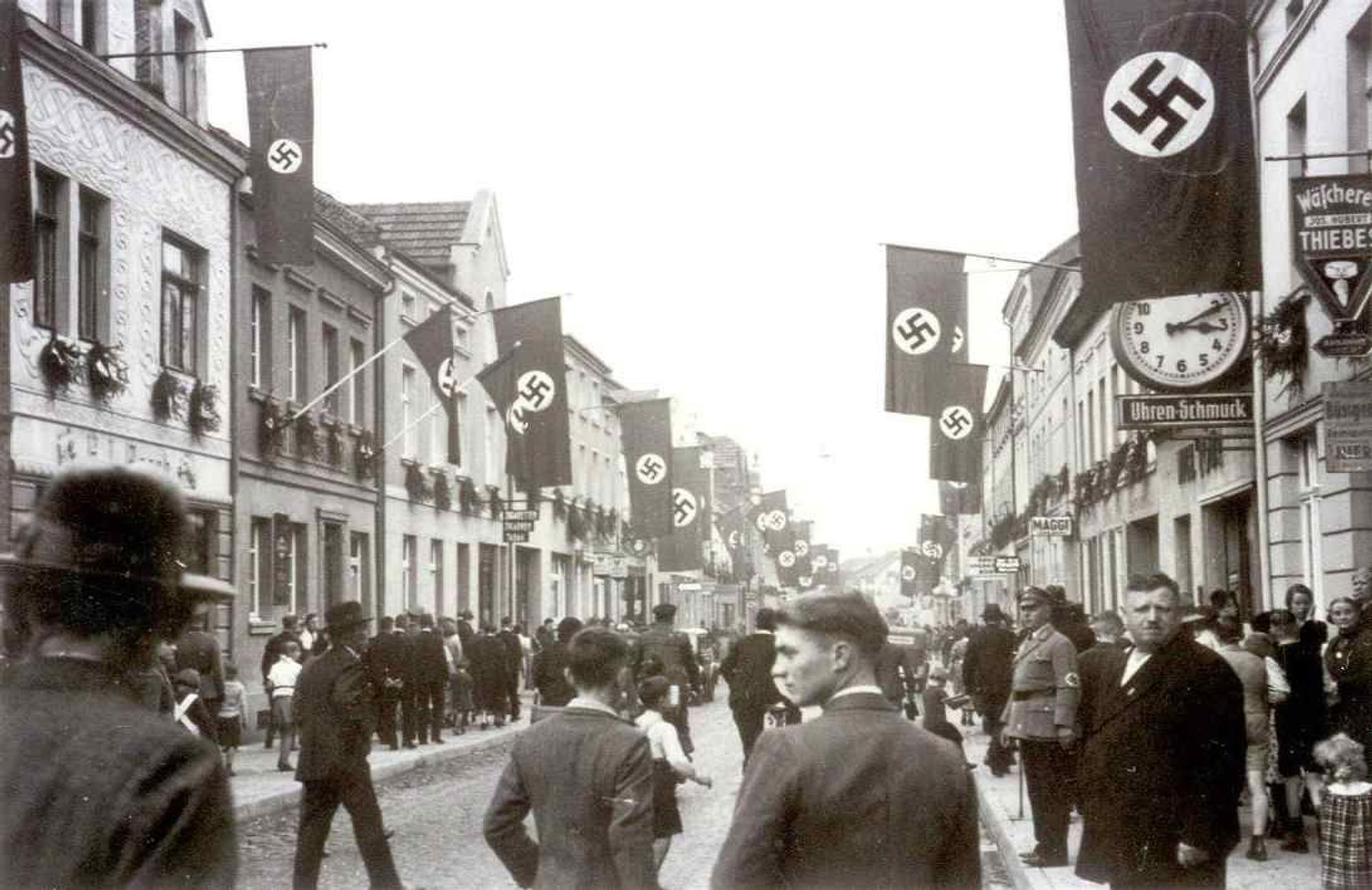 Die Hauptstraße in Meckenheim vor der Bombardierung etwa 1940.