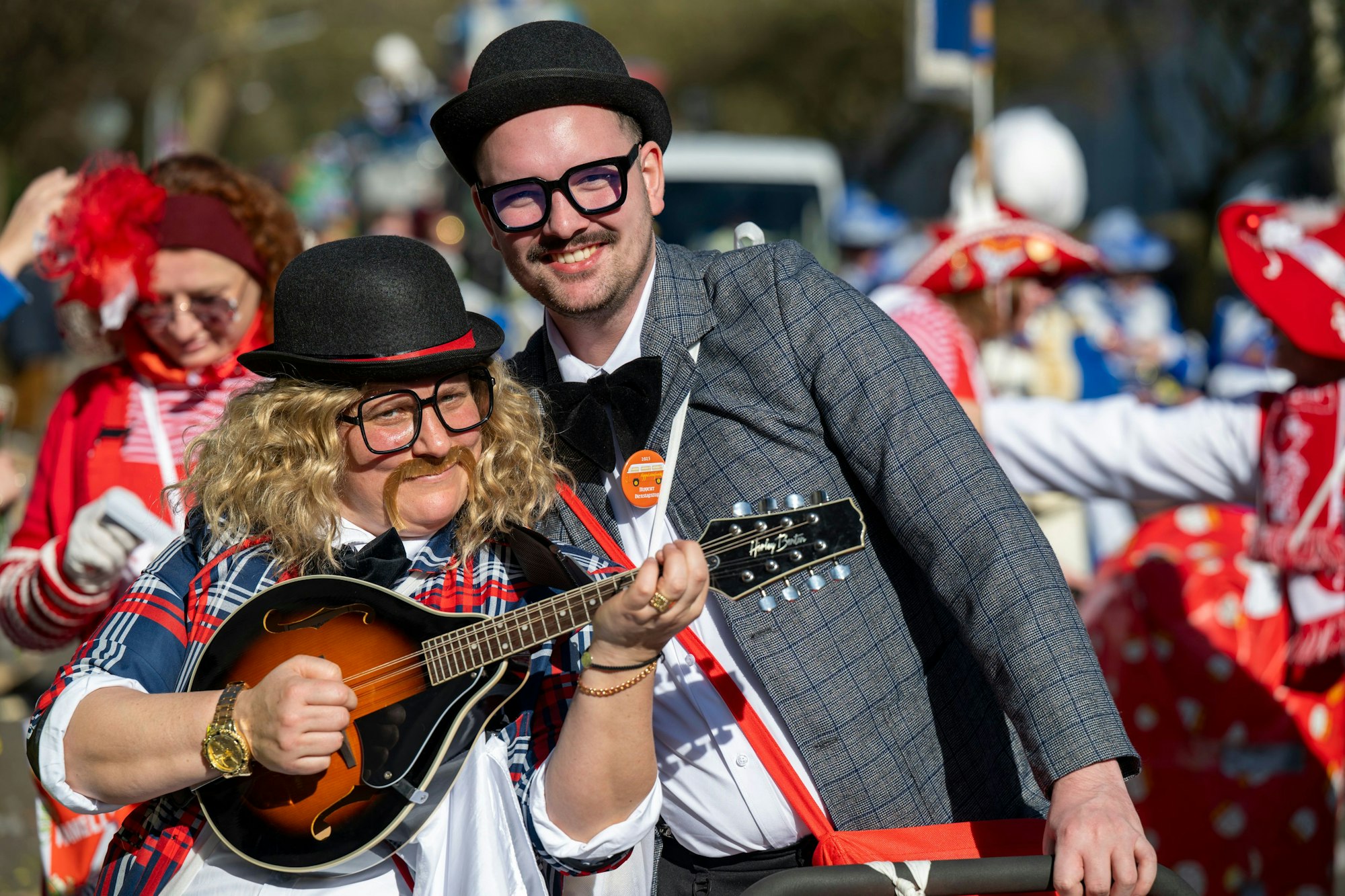 Bei bestem Wetter feierten am Dienstag Tausende den Veedelszoch in Nippes.