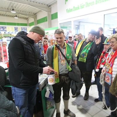 Beim Getränke-Händler Ralf Jansen (links) gab es eine ordentliche Spende.