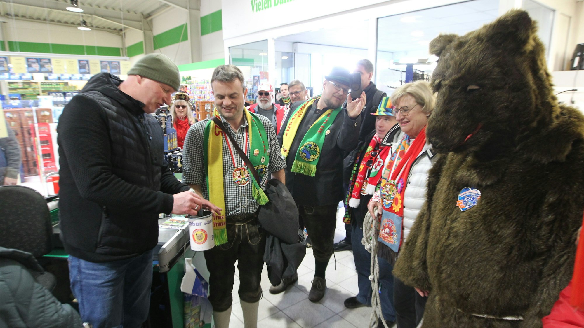 Beim Getränke-Händler Ralf Jansen (links) gab es eine ordentliche Spende.