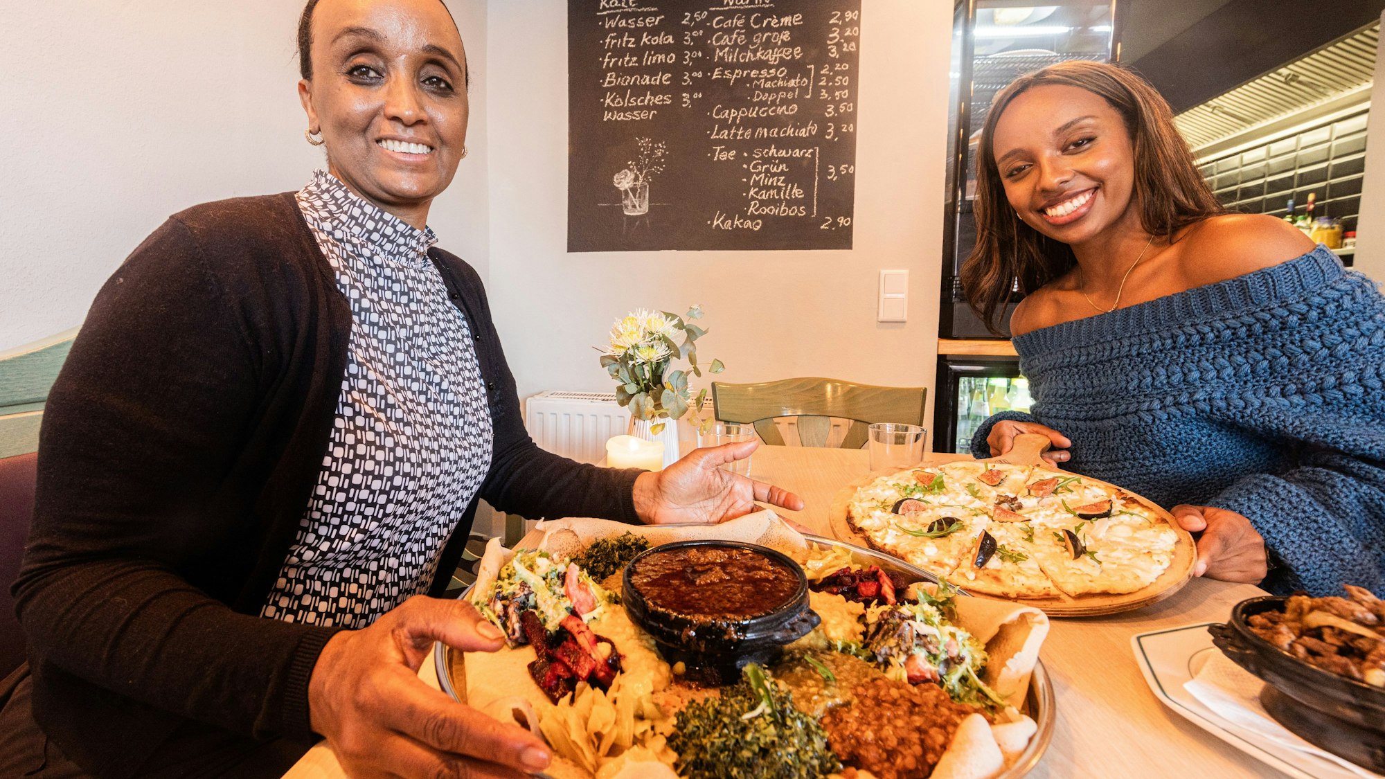 Inhaberin Hellen Biruk (l.) mit Tochter Lidia in dem gemütlichen Restaurant auf der Subbelrather Straße.