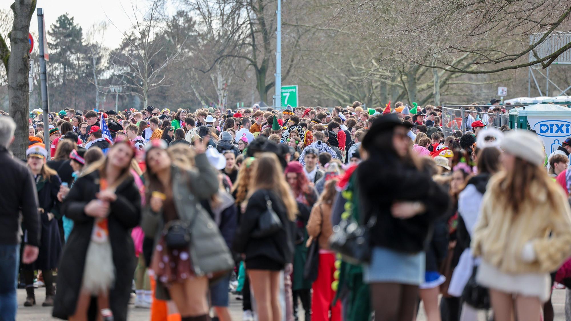 Weiberfastnacht auf der Uniwiese.