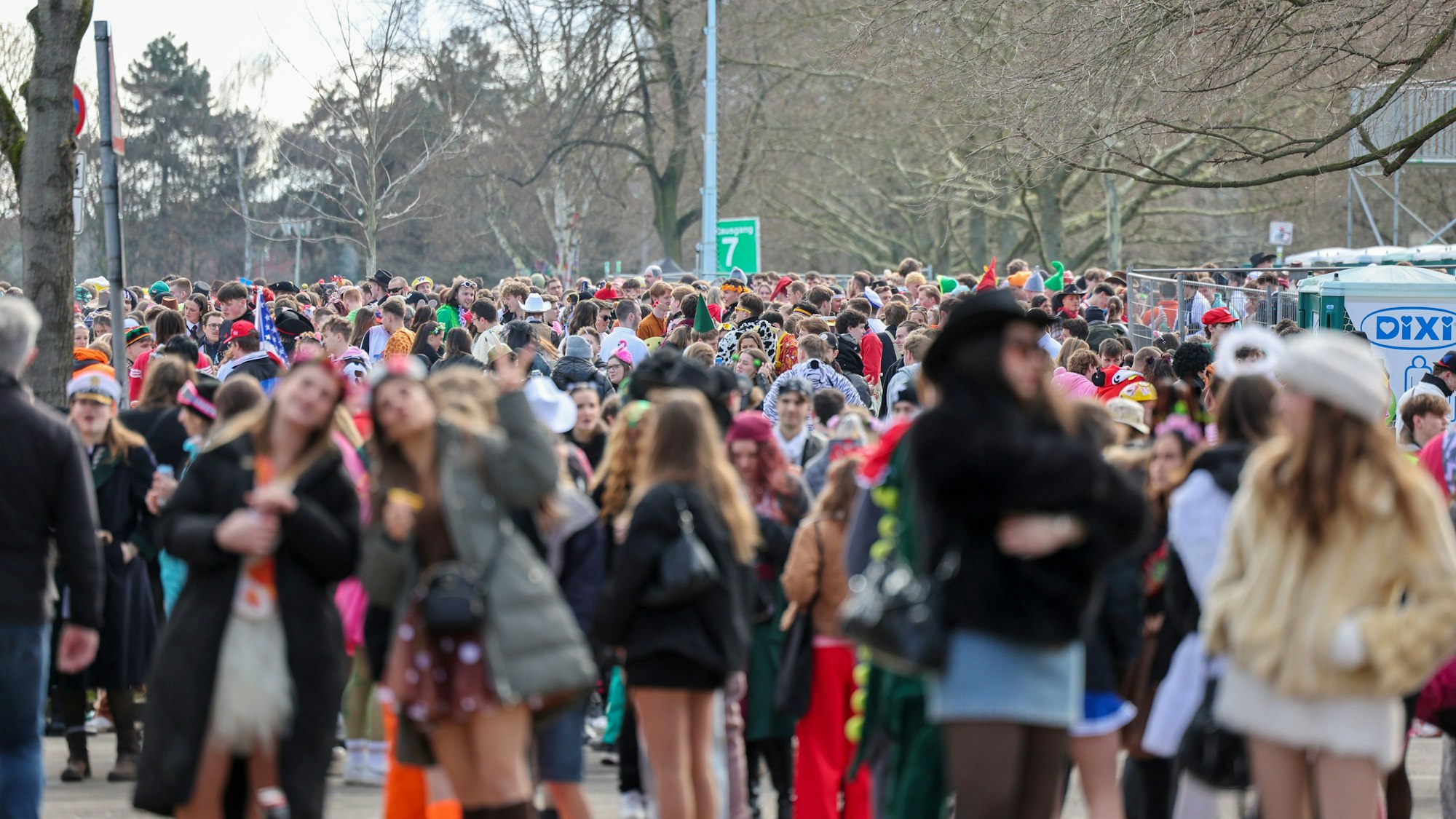 Weiberfastnacht auf der Uniwiese.