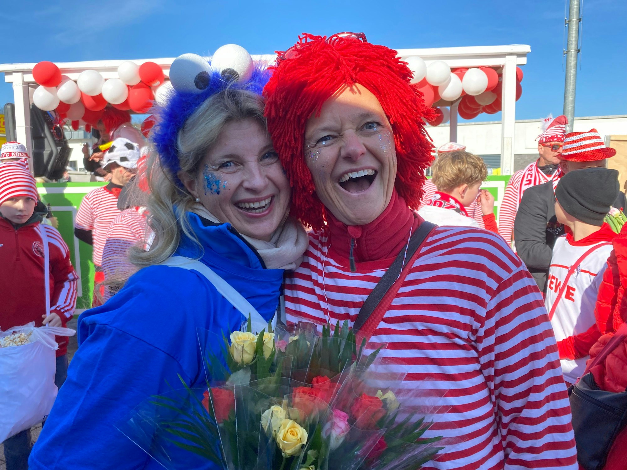 Das Foto zeigt zwei Jecke beim Festzug in Heiligenhaus