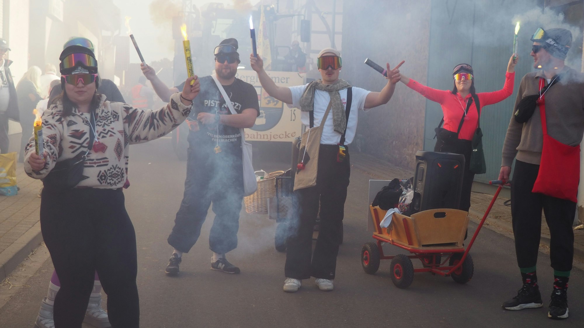 Mit Bengalos tanzten die Skilehrer auf der Straße, die sie zuvor eingenebelt hatten.