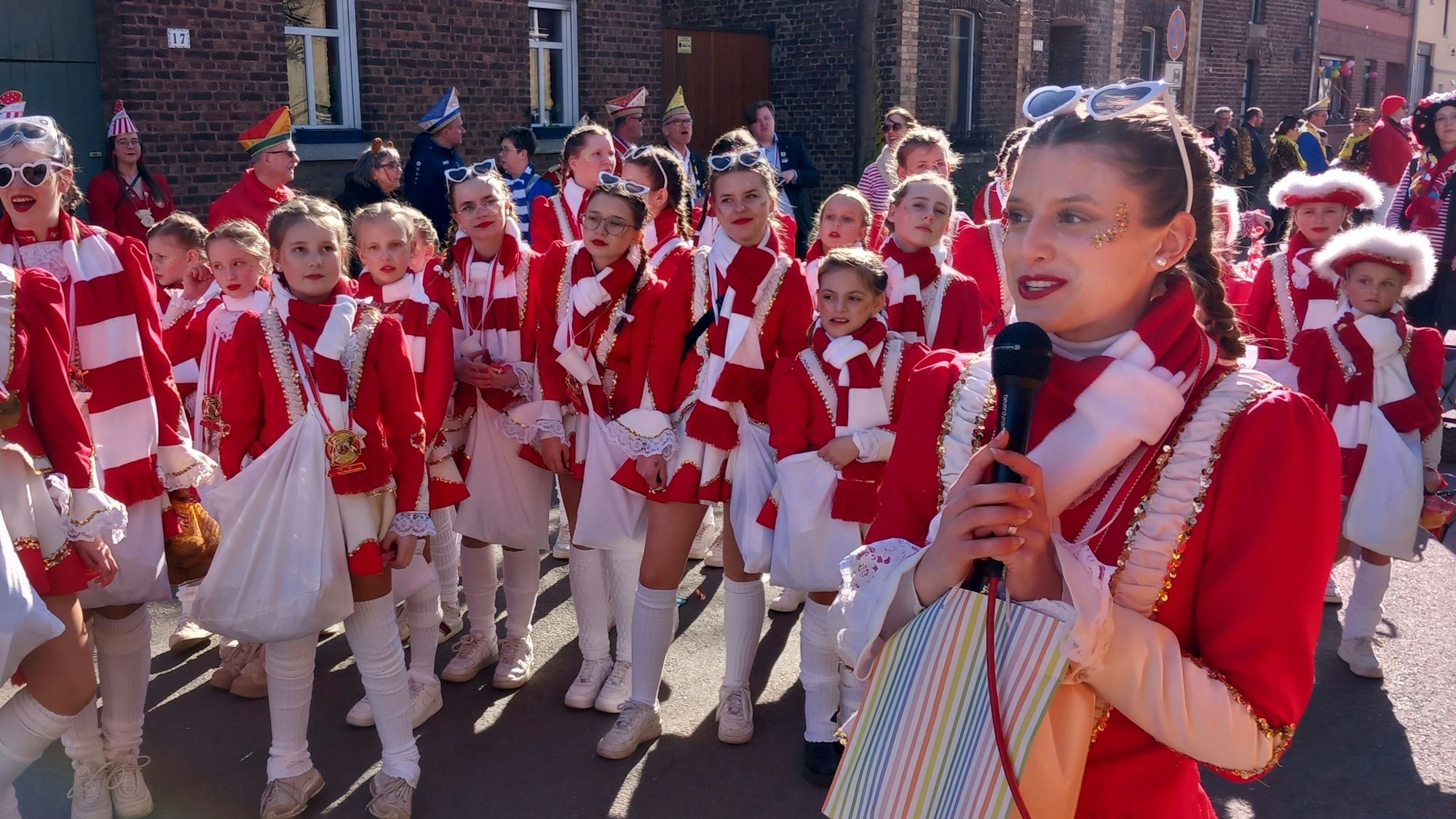 Funkenmariechen Felicitas König gibt den Dank vor der Ehrentribüne flott zurück.