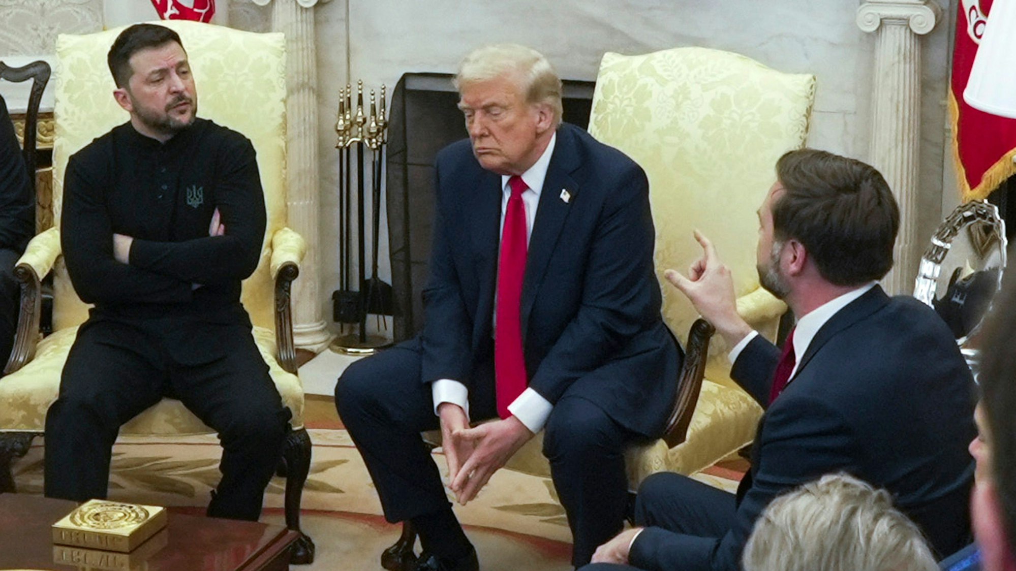 Eklat im Oval Office: US-Vizepräsident J.D. Vance (r.) spricht mit dem ukrainischen Präsidenten Wolodymyr Selenskyj (l.) im Beisein von US-Präsident Donald Trump. (Archivbild)