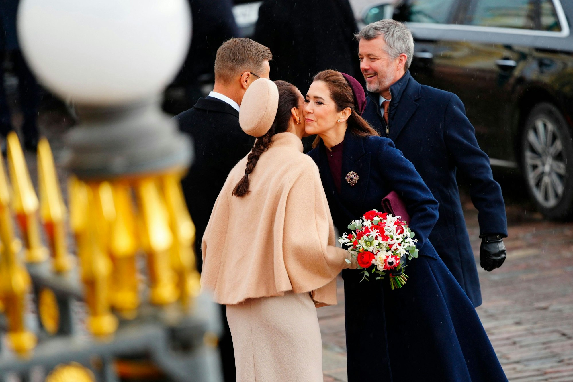 Der Präsident der Republik Finnland Alexander Stubb (l) und seine Gattin Suzanne Innes-Stubb (2.l) begrüßen den dänischen König Frederik X. (r) und Königin Mary (2.r) bei ihrer Ankunft zu einer Begrüßungszeremonie im Präsidentenpalast in Helsinki, Finnland, am 4. März 2025.