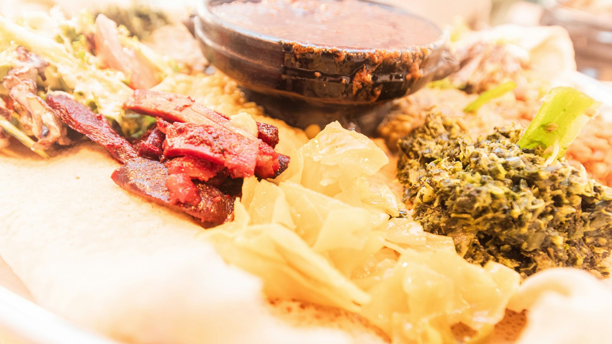 Äthiopische Spezialitäten werden im „Soliana“ auf einem dünnen Fladenbrot serviert.