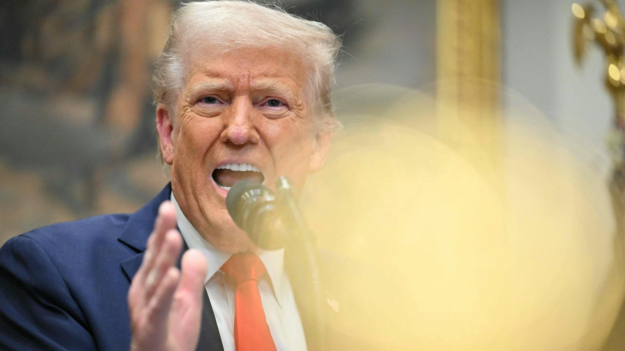 „Das Land hatte noch keine Zeit zum Luftholen“, sagt der Politologe Alexander Görlach (kleines Bild) zu den ersten Wochen nach dem Amtsantritt von Donald Trump.