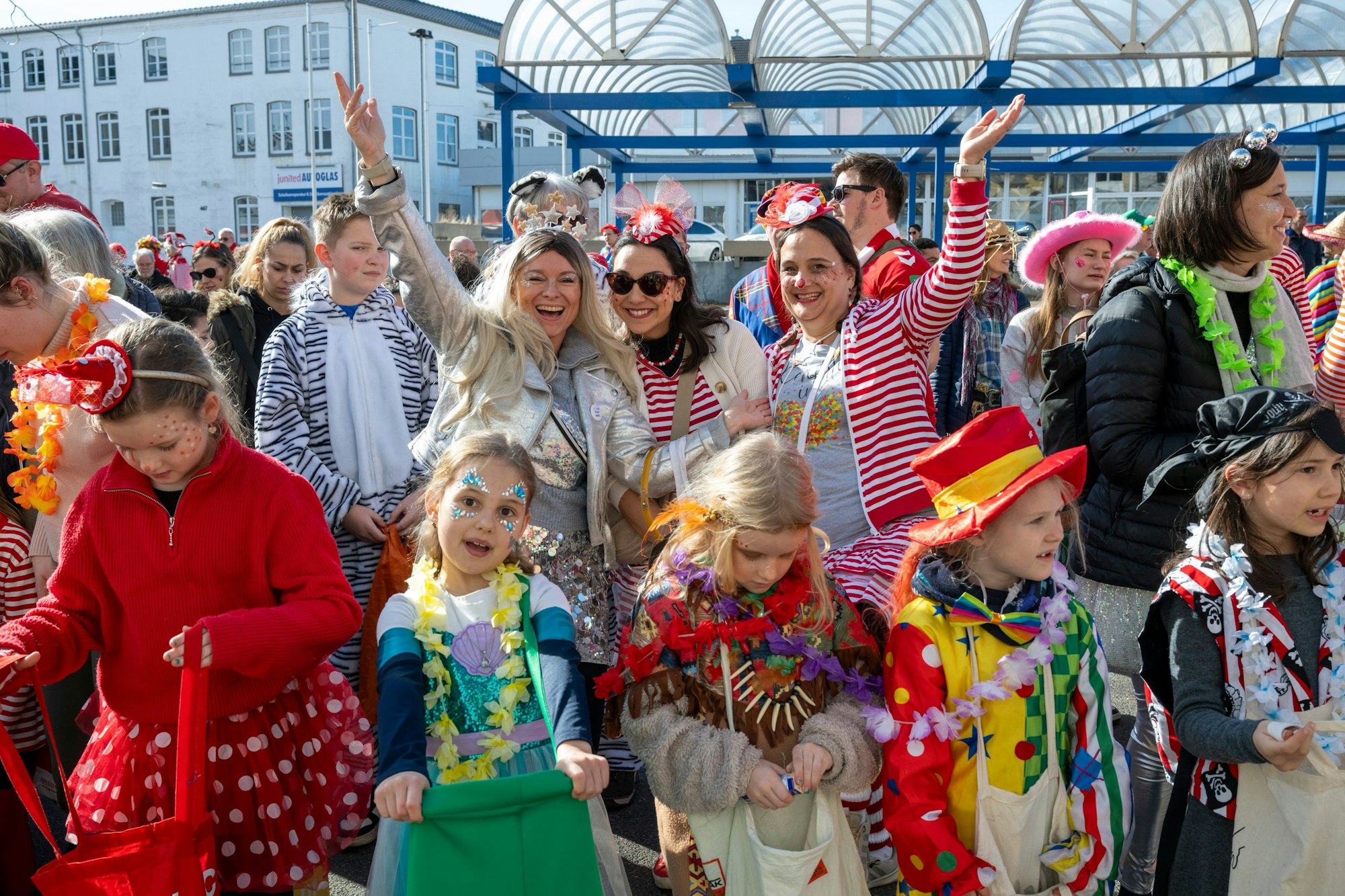 Bei bestem Wetter feierten am Dienstag Tausende den Veedelszoch in Nippes.